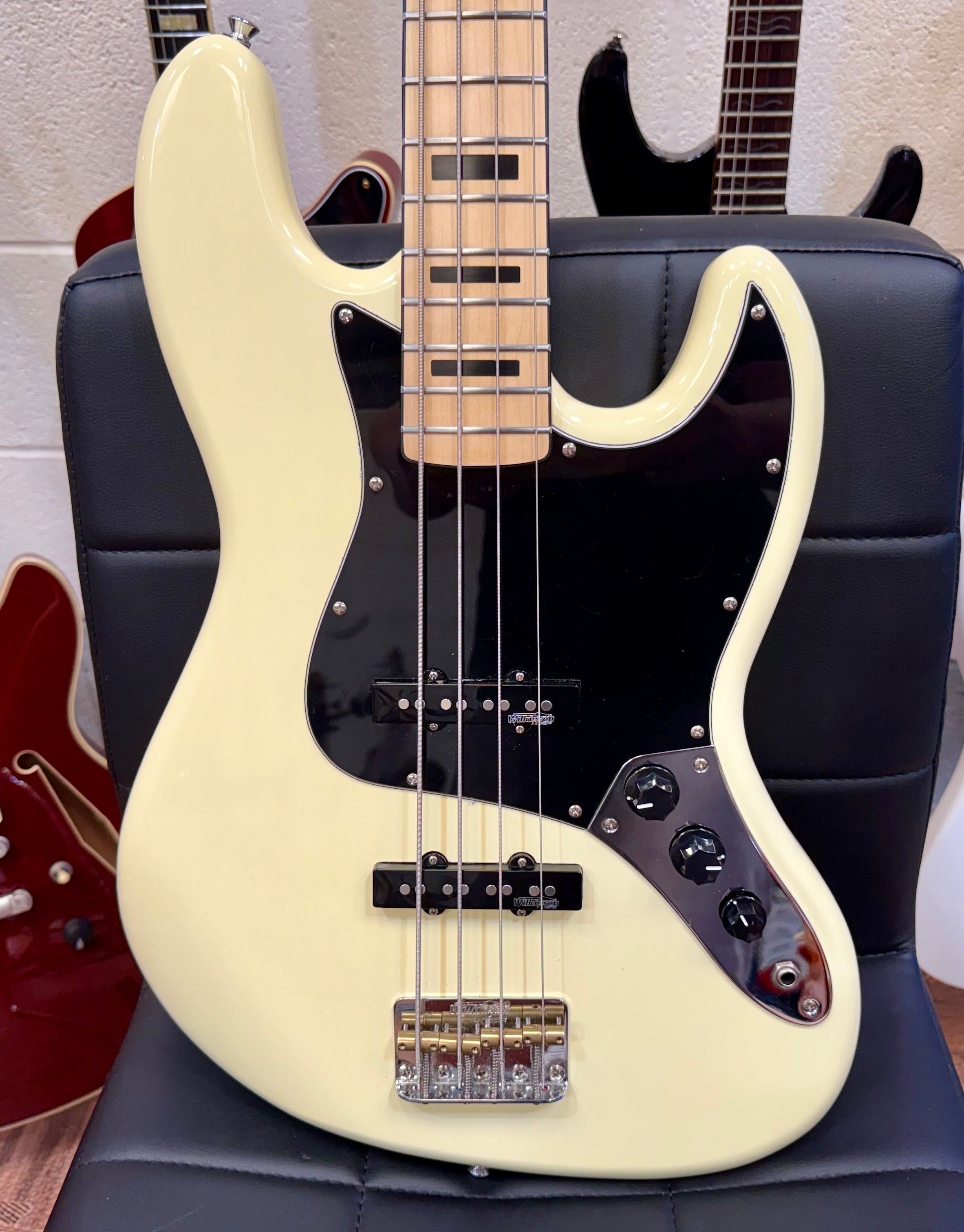 🎸 Vintage VJ74 Reissued~ Maple Fingerboard Jazz Bass Guitar ~ Vintage White 🎸