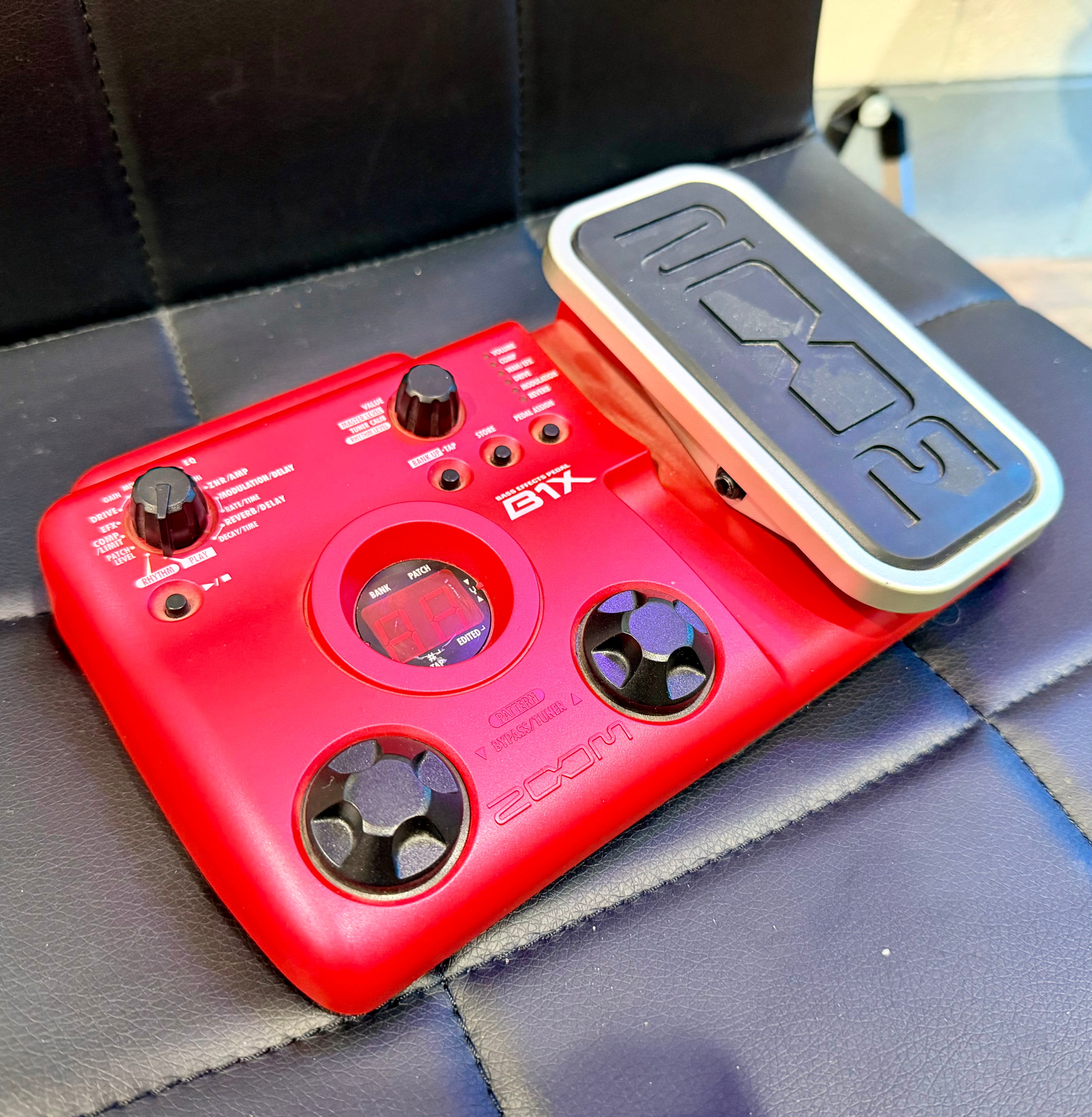 🎸 Zoom B1X Bass Multi-Effects Pedal~ Wah Pedal~ Tuner, Reverb Etc… 🎸