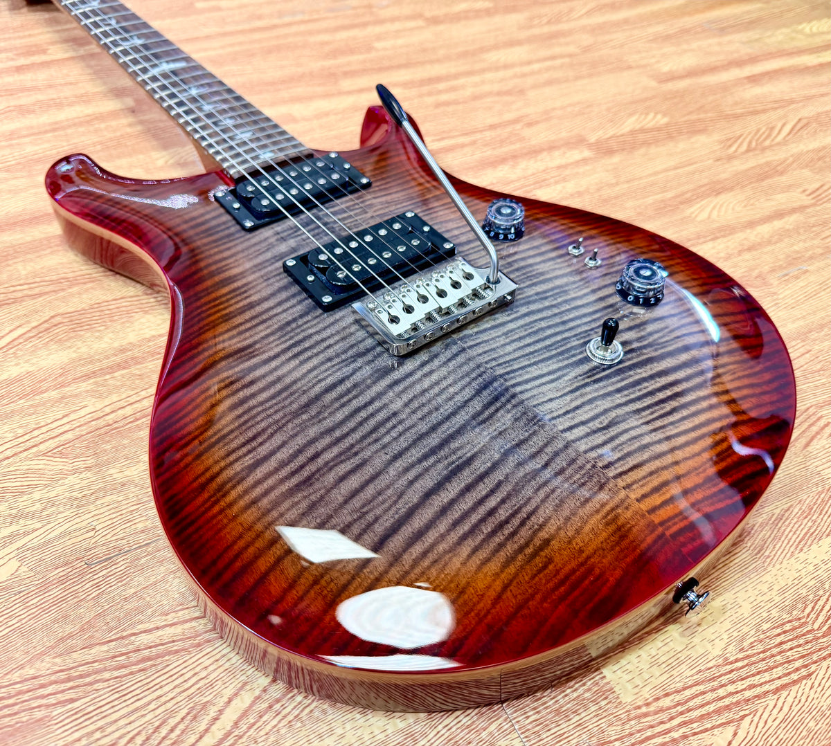 π2024π PRS SE Custom 24-08 Charcoal Red Burst~ Locking Tuners & Gig Bag!