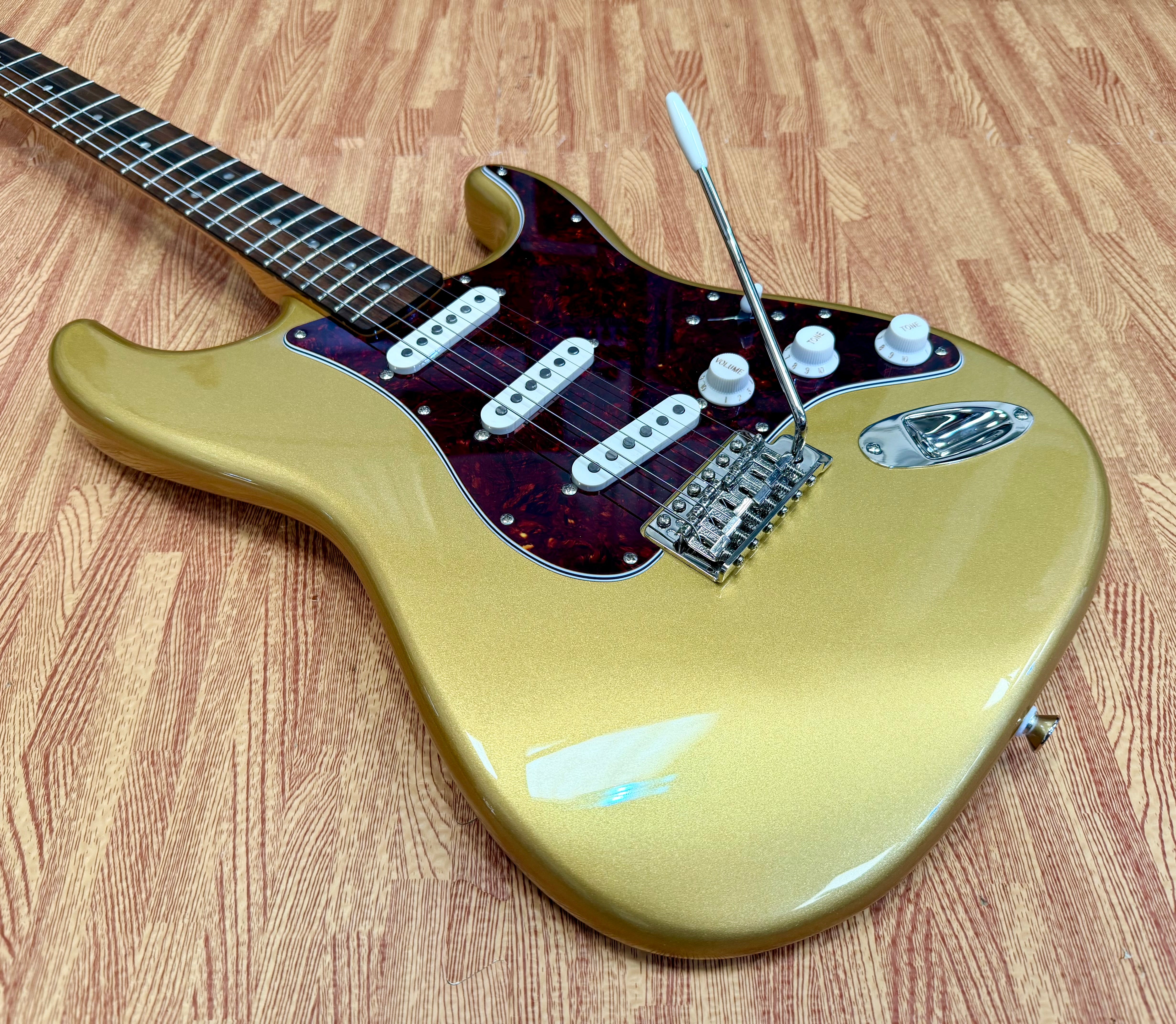 ✨MINT✨ Fender Squier FSR Classic Vibe 60s Stratocaster~ Aztec Gold~ 2025 Strat