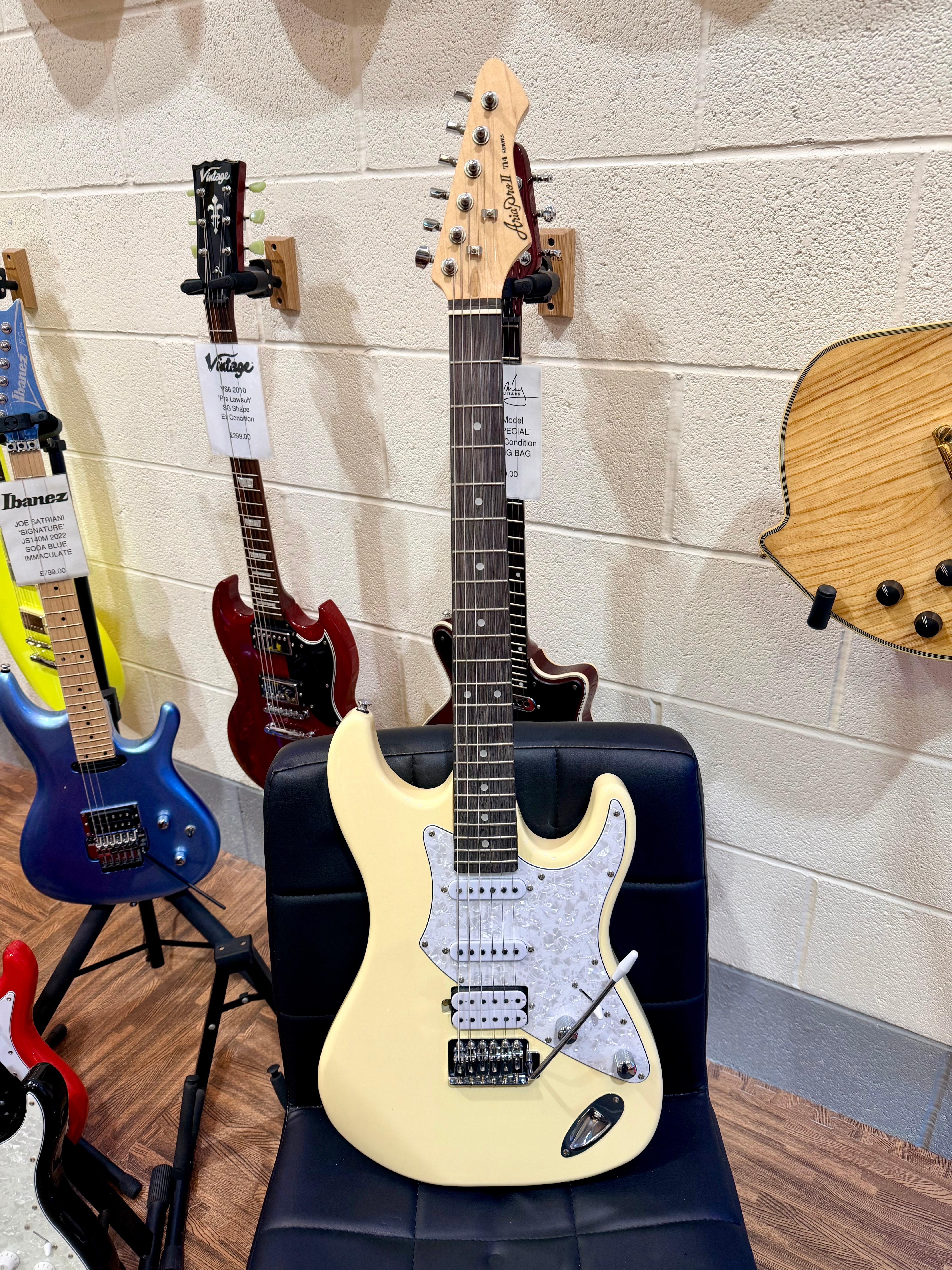 🎸 Aria Pro II 714 Strat Shape Electric Guitar~ Vintage White~ HSS Pickups 🎸