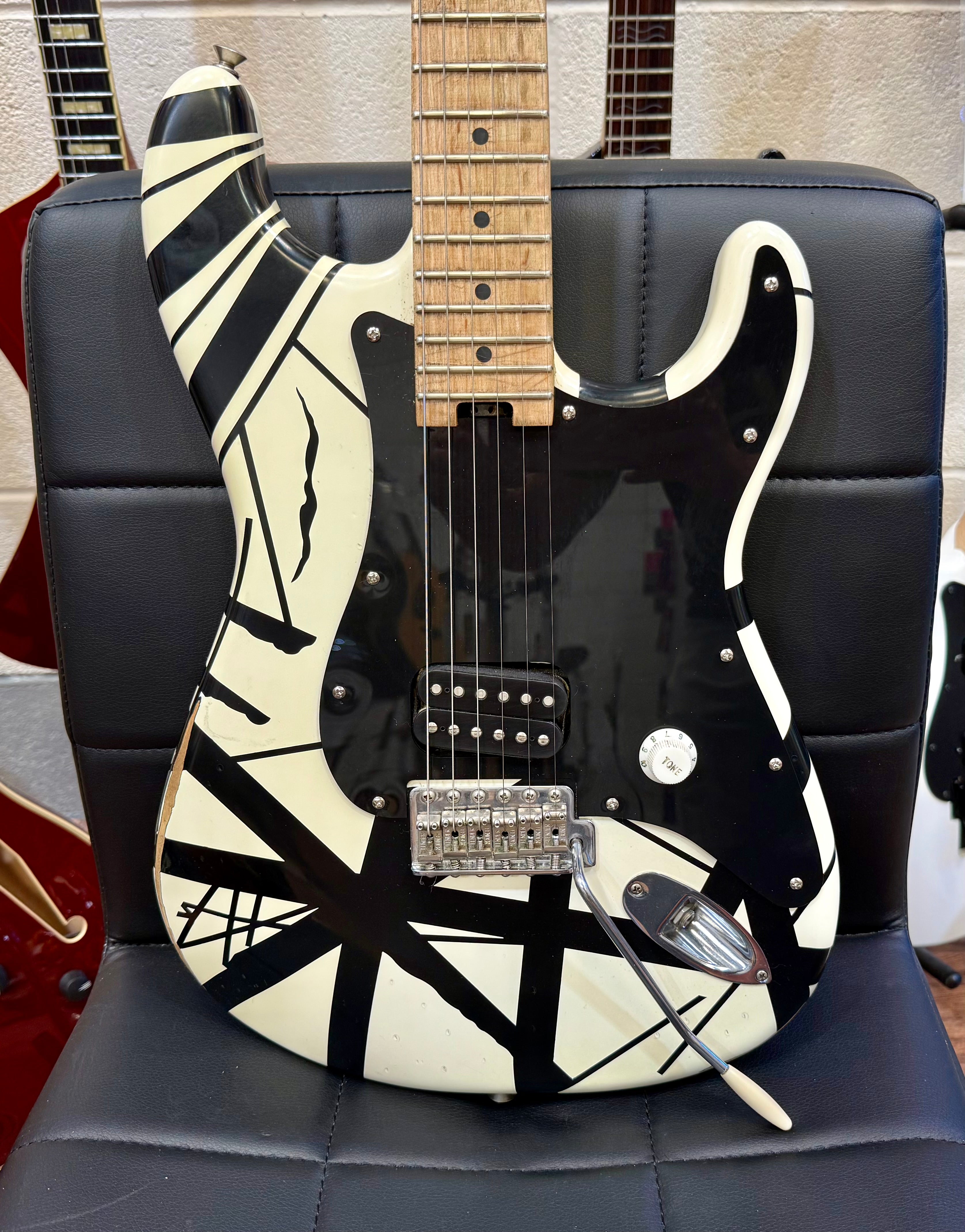 🔥2022🔥 EVH Striped Series '78 Eruption Relic~ White with Black Stripes~Gig Bag