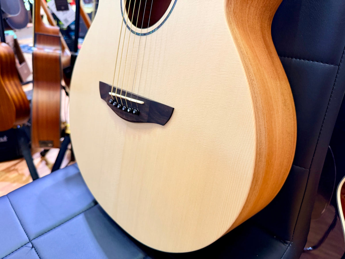 Faith FKV Naked Venus Electro-Acoustic~ All Solid Concert Guitar + GigBag