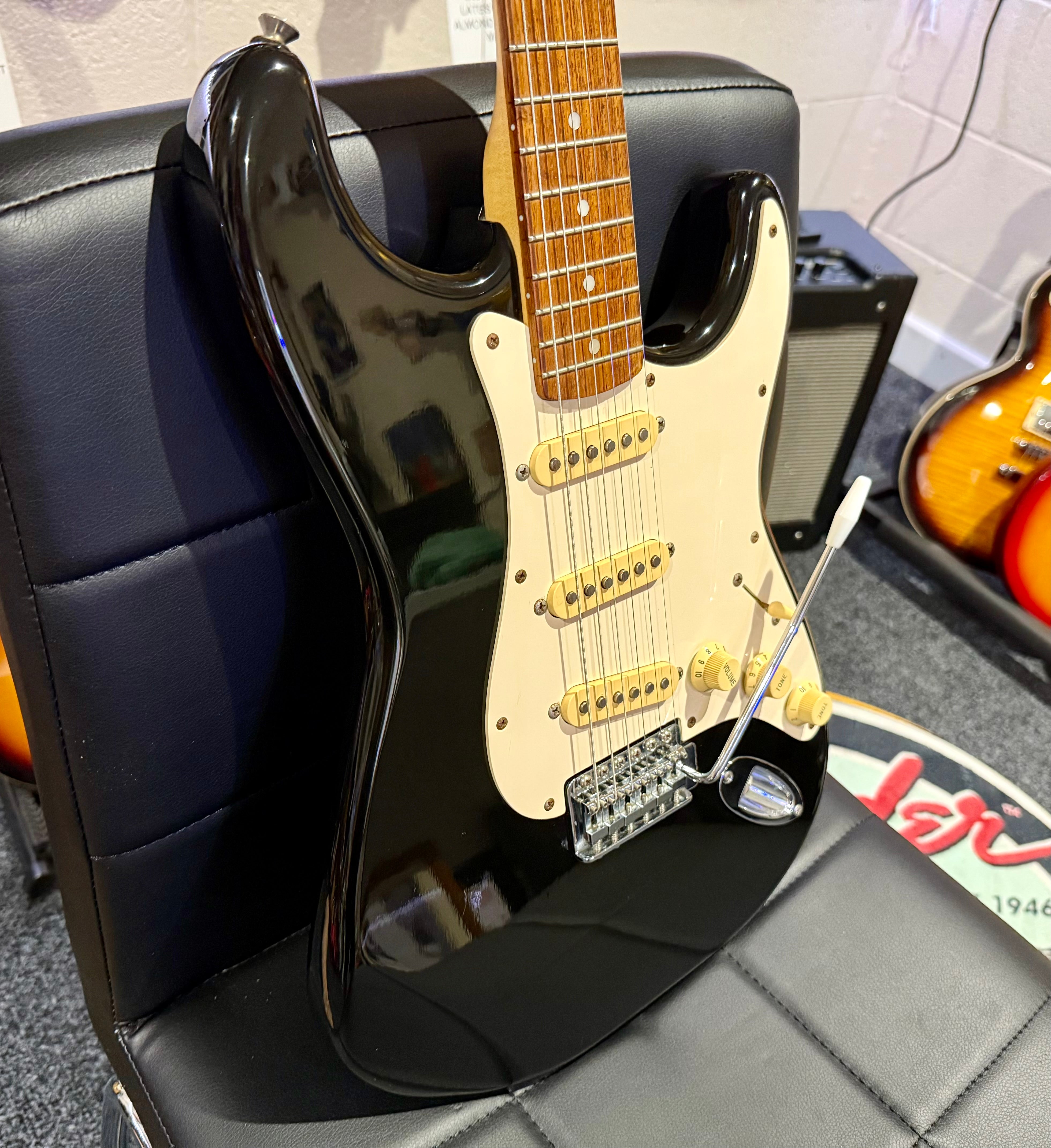 🌟RARE KOREAN🌟 1990’s Fender Squier Stratocaster~ Black & white Classic Strat!