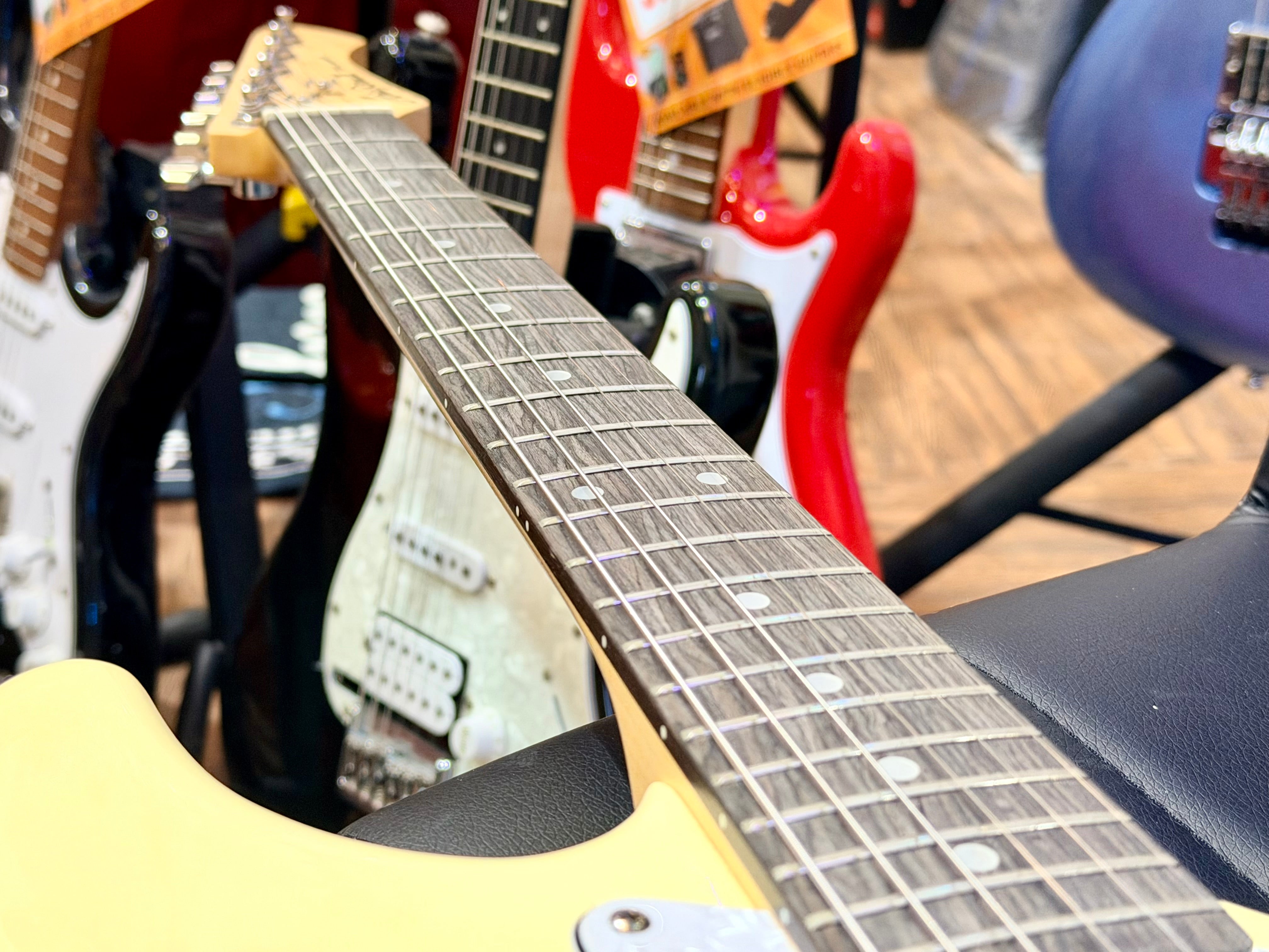 🎸 Aria Pro II 714 Strat Shape Electric Guitar~ Vintage White~ HSS Pickups 🎸