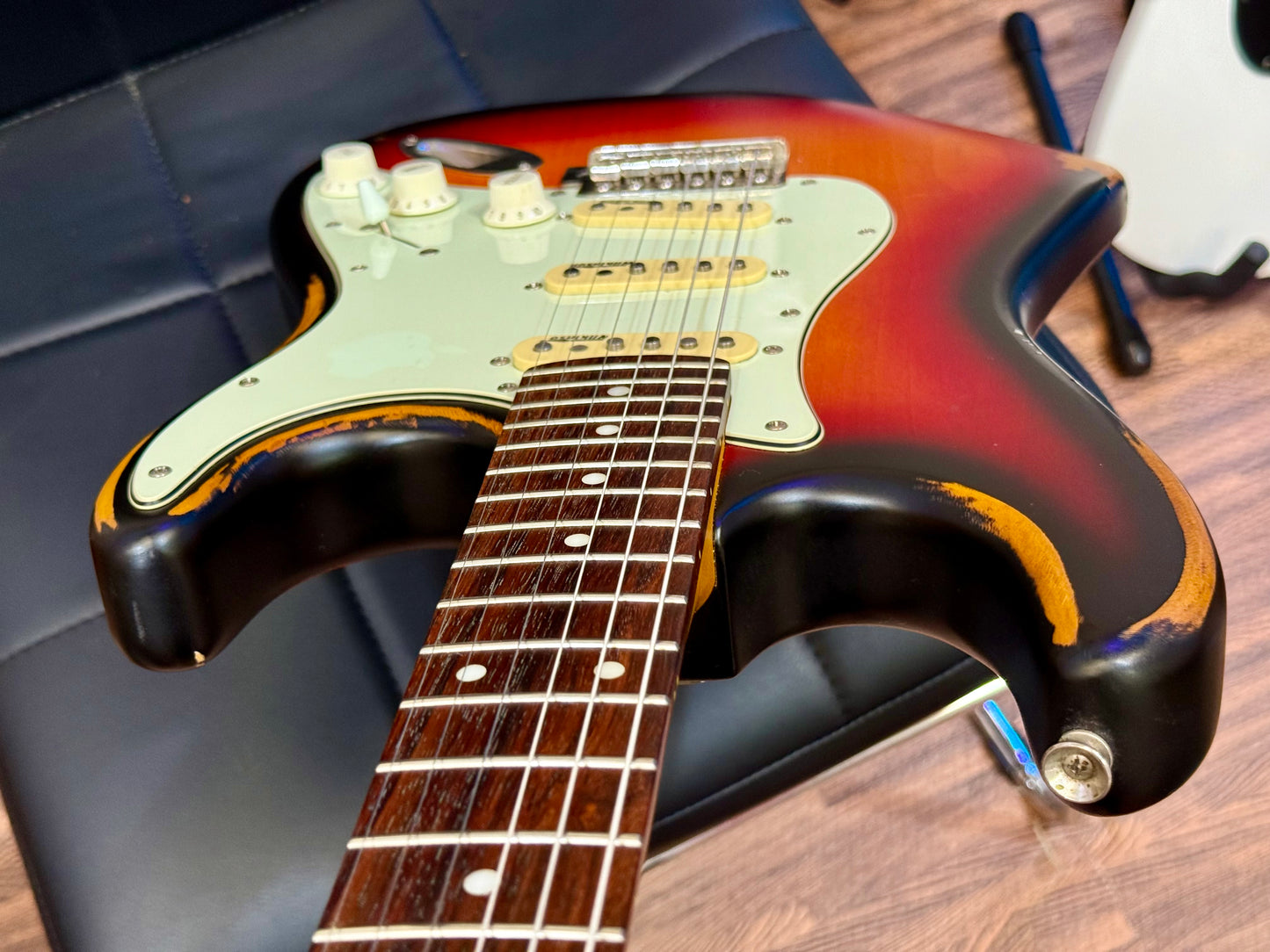 š„ Vintage V6 ICON Electric Guitar~ Distressed Sunburst Relic~ Stratocaster š„