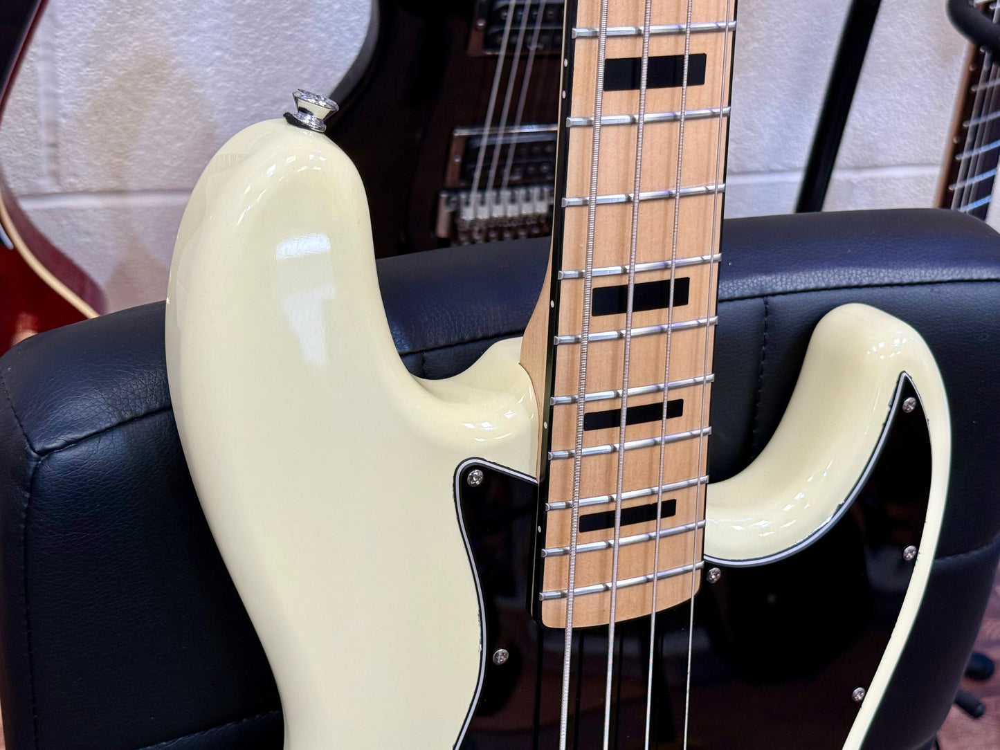 🎸 Vintage VJ74 Reissued~ Maple Fingerboard Jazz Bass Guitar ~ Vintage White 🎸