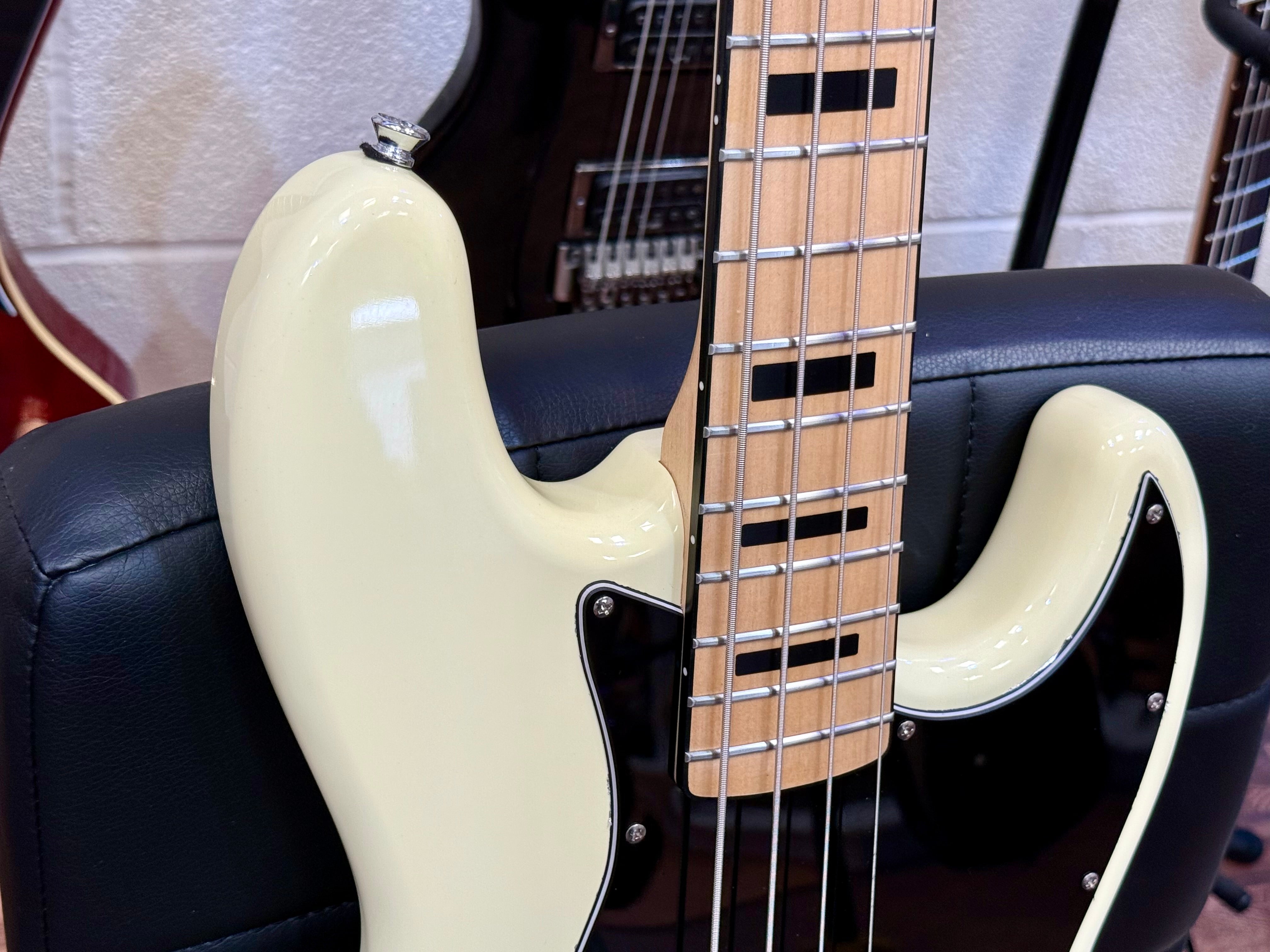 🎸 Vintage VJ74 Reissued~ Maple Fingerboard Jazz Bass Guitar ~ Vintage White 🎸