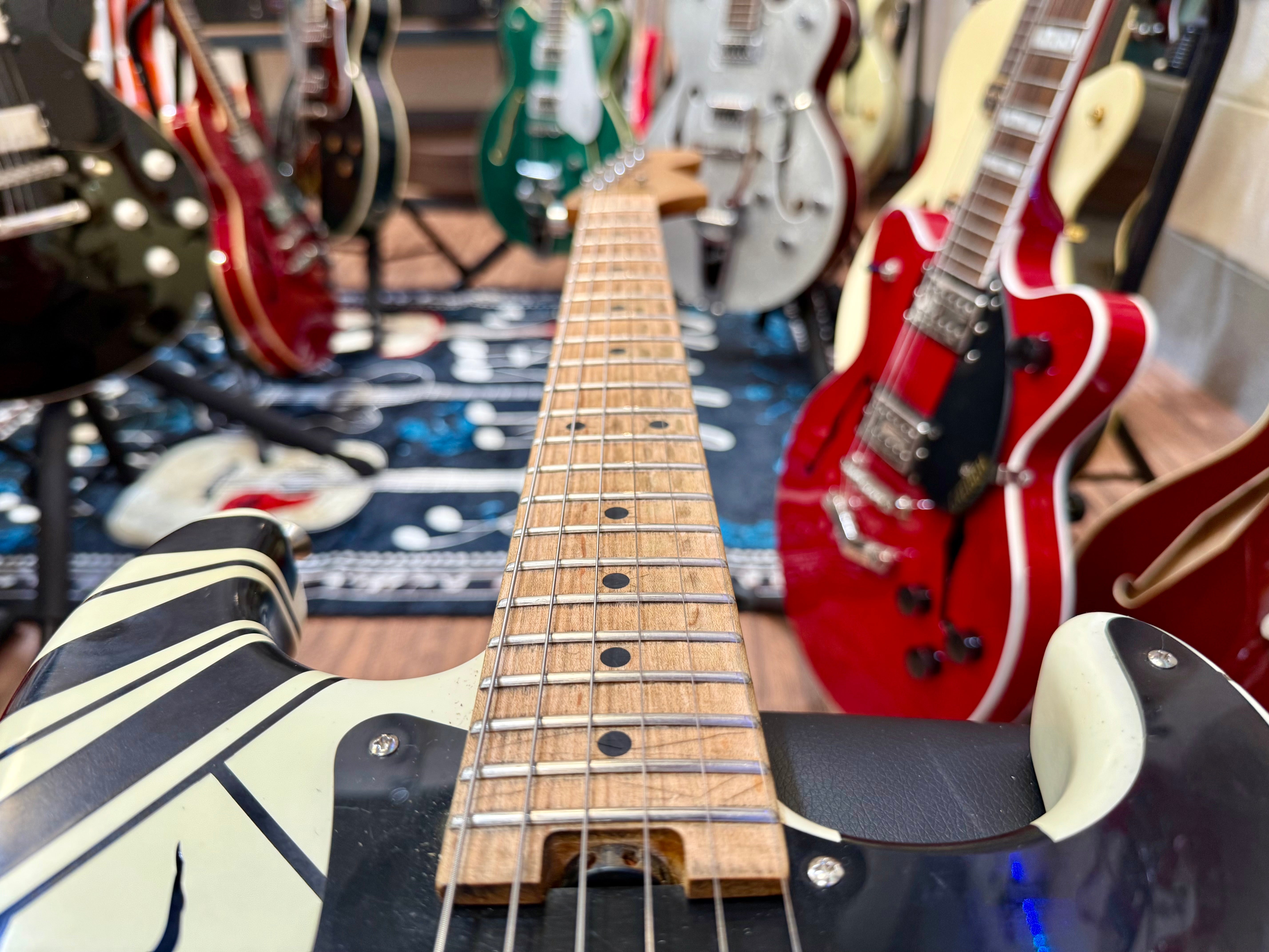 🔥2022🔥 EVH Striped Series '78 Eruption Relic~ White with Black Stripes~Gig Bag