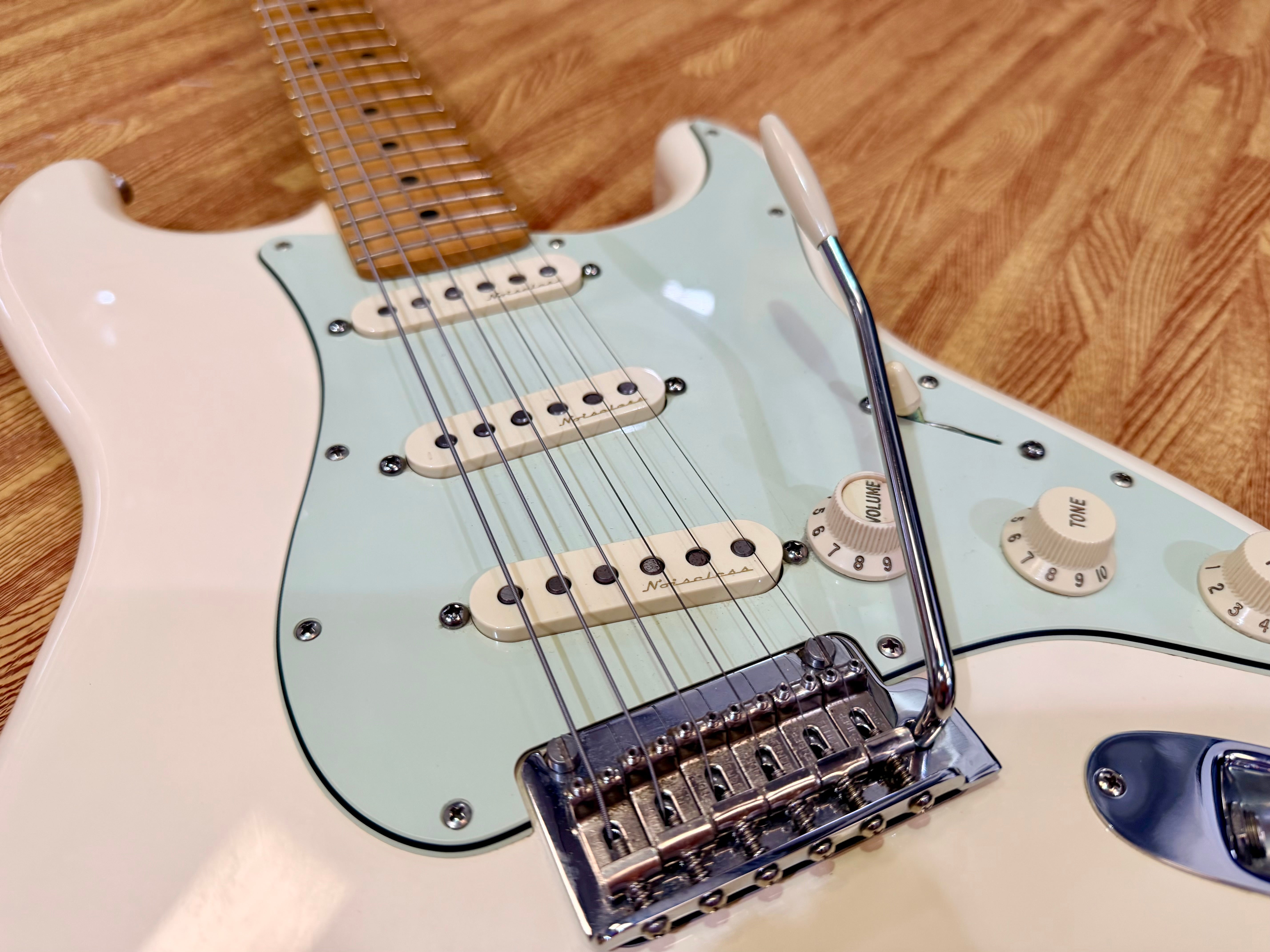 ✨2016✨ Fender Deluxe Roadhouse Stratocaster Electric Guitar~ MIM Vintage White!