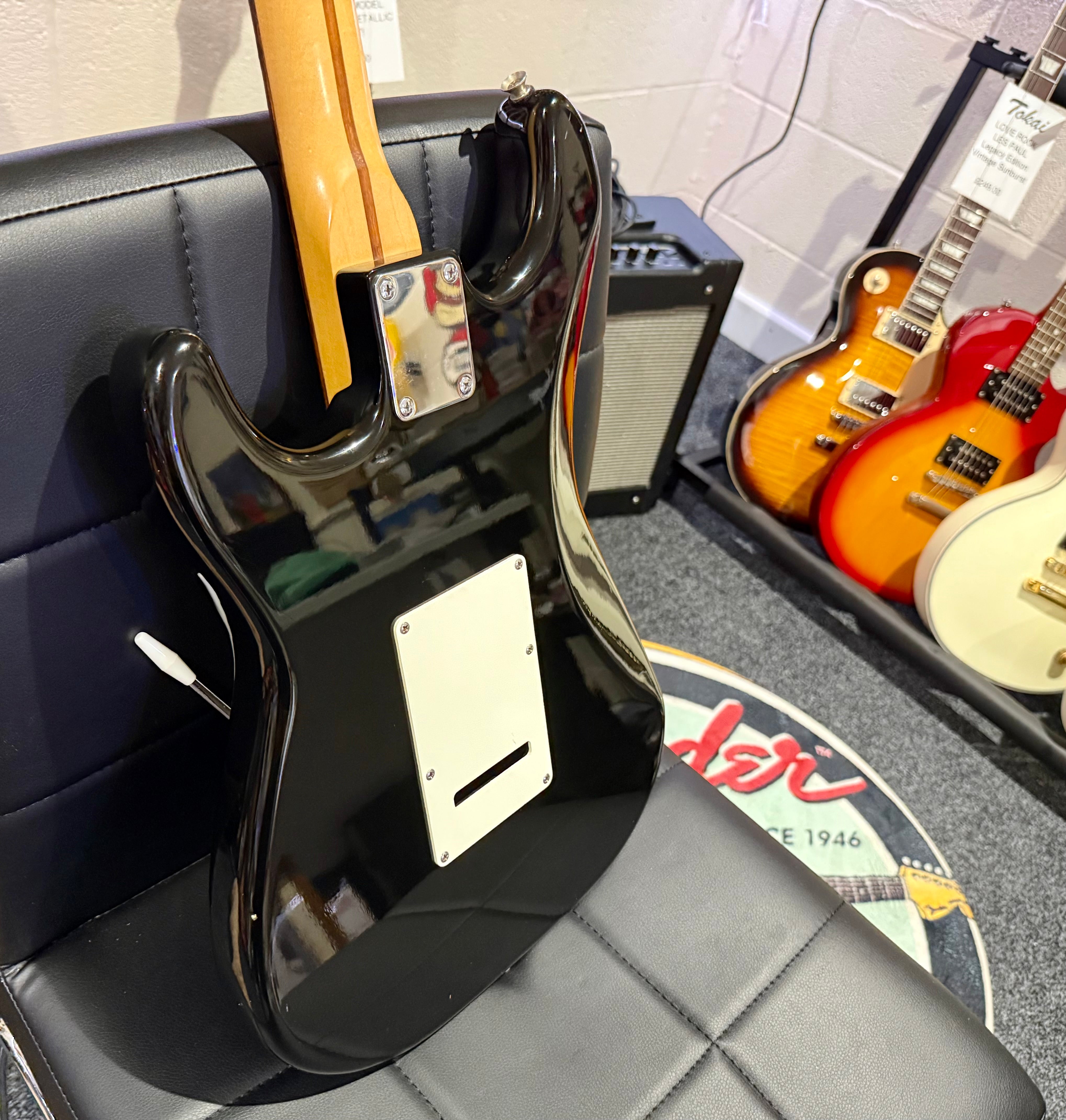 🌟RARE KOREAN🌟 1990’s Fender Squier Stratocaster~ Black & white Classic Strat!