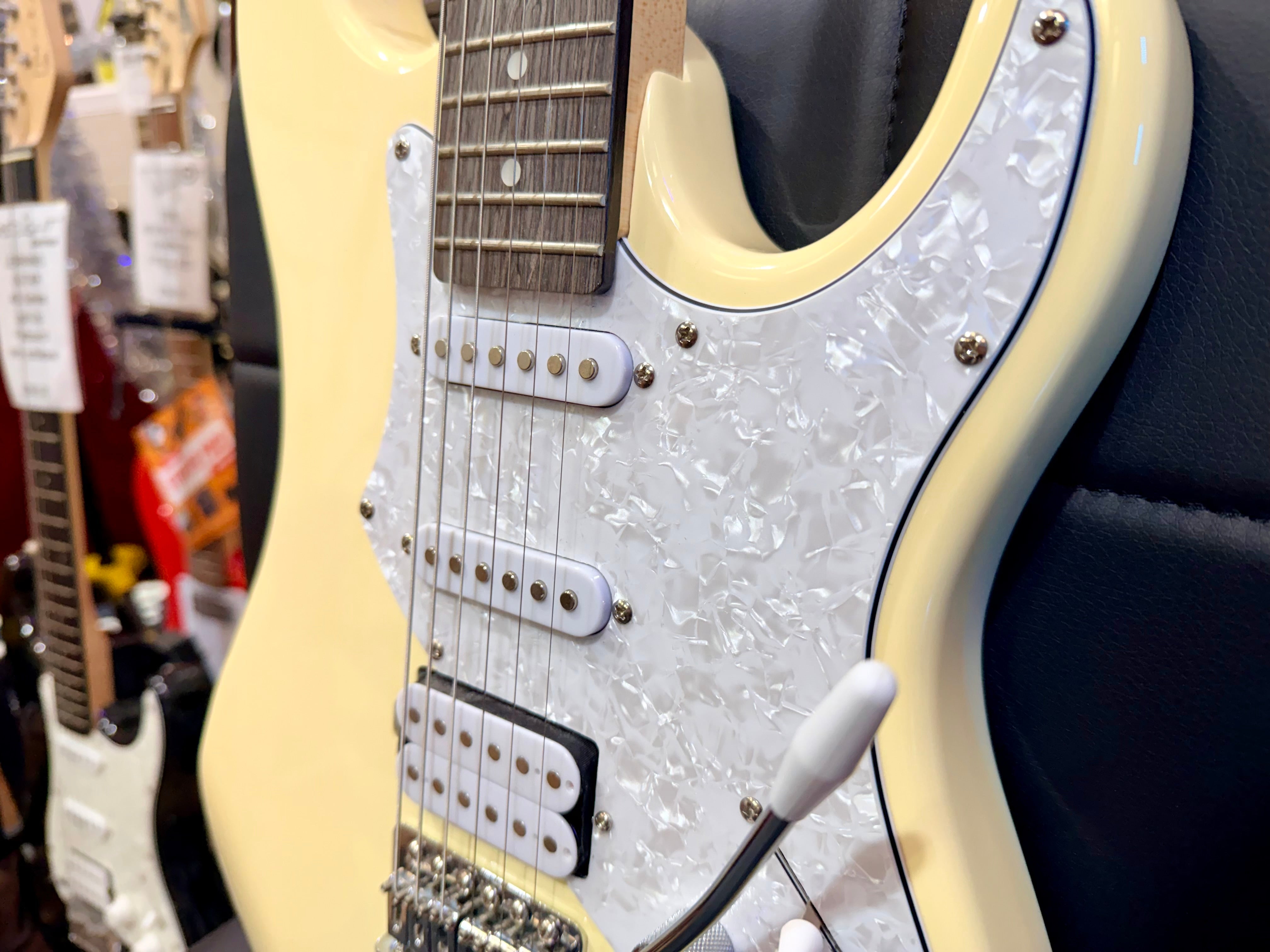 🎸 Aria Pro II 714 Strat Shape Electric Guitar~ Vintage White~ HSS Pickups 🎸