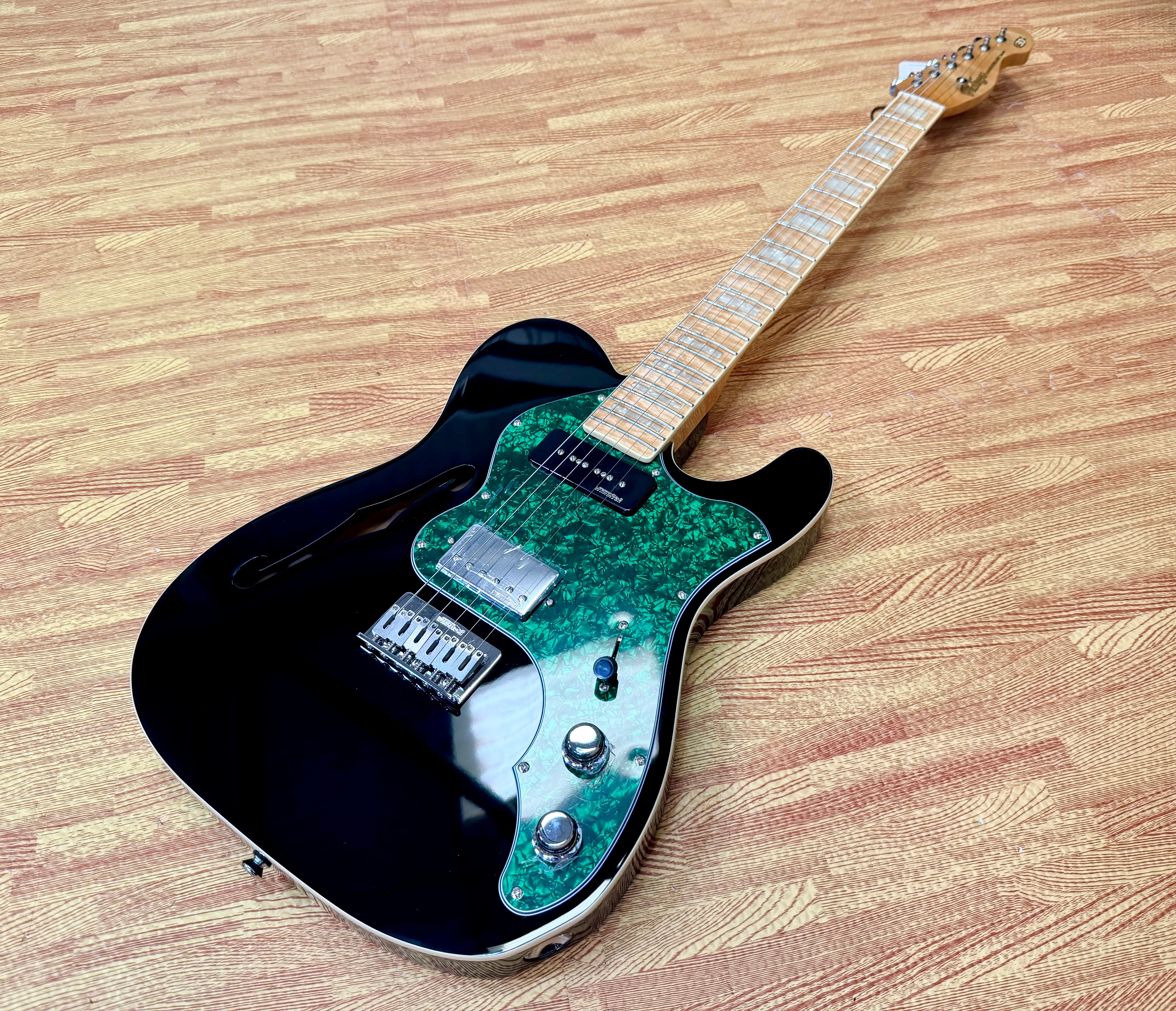🔥LAST ONE🔥 Vintage 30th Anniversary V72 ReIssued~ Thinline~ Black + Gig Bag!