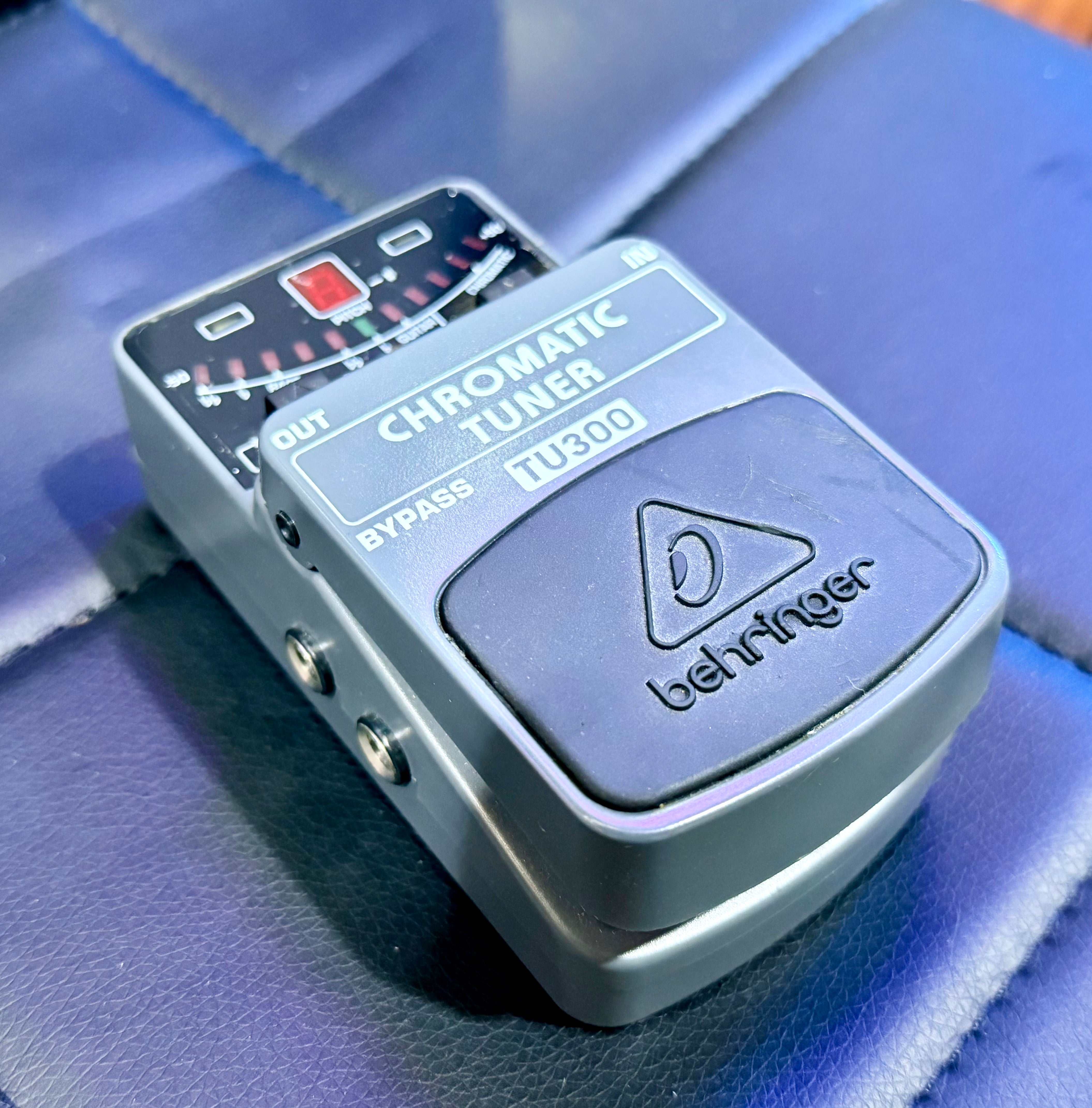 🎸 Behringer TU300 Chromatic Guitar/Bass Tuner Pedal~ Good Working Order 🎸