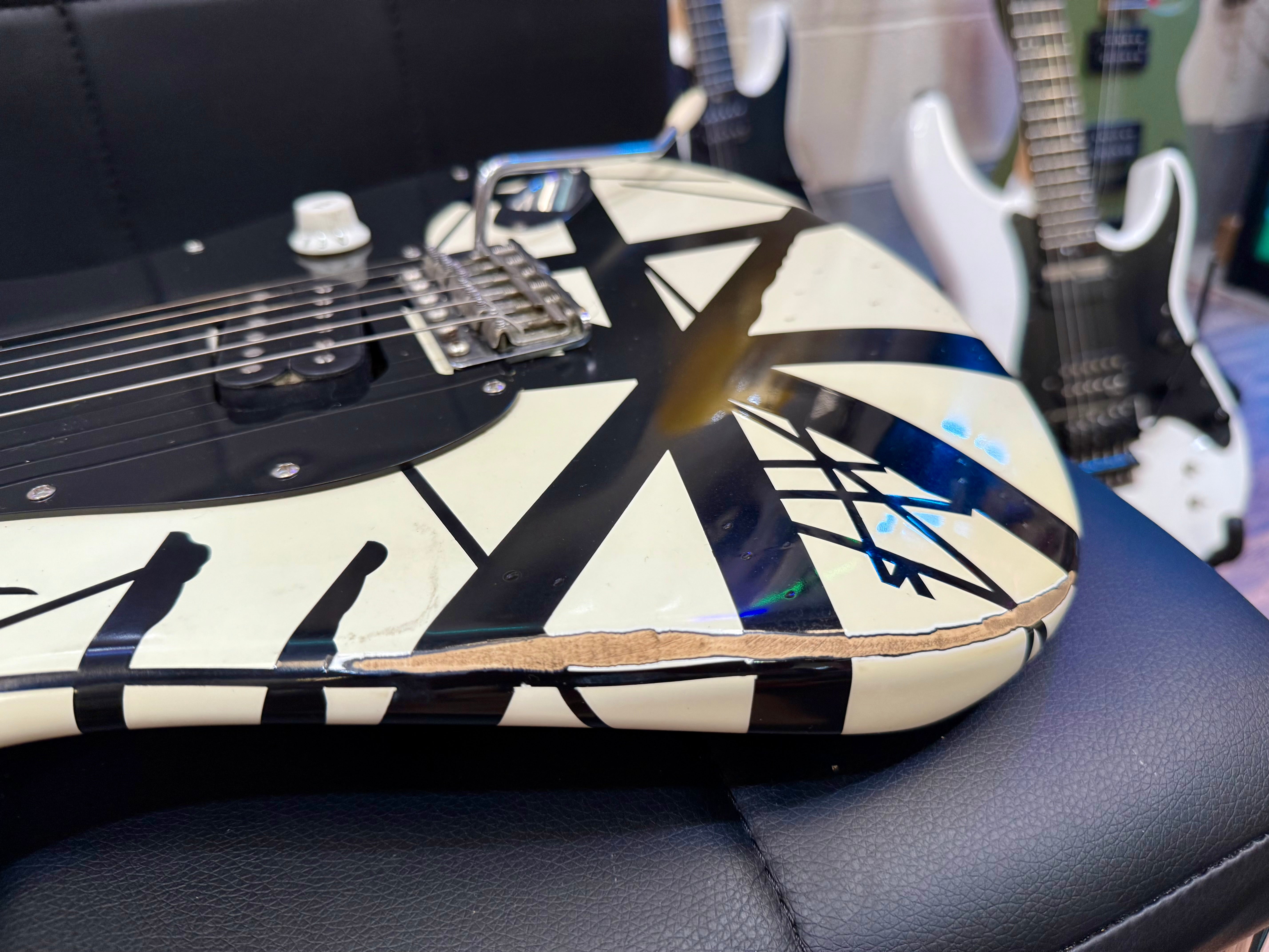 🔥2022🔥 EVH Striped Series '78 Eruption Relic~ White with Black Stripes~Gig Bag