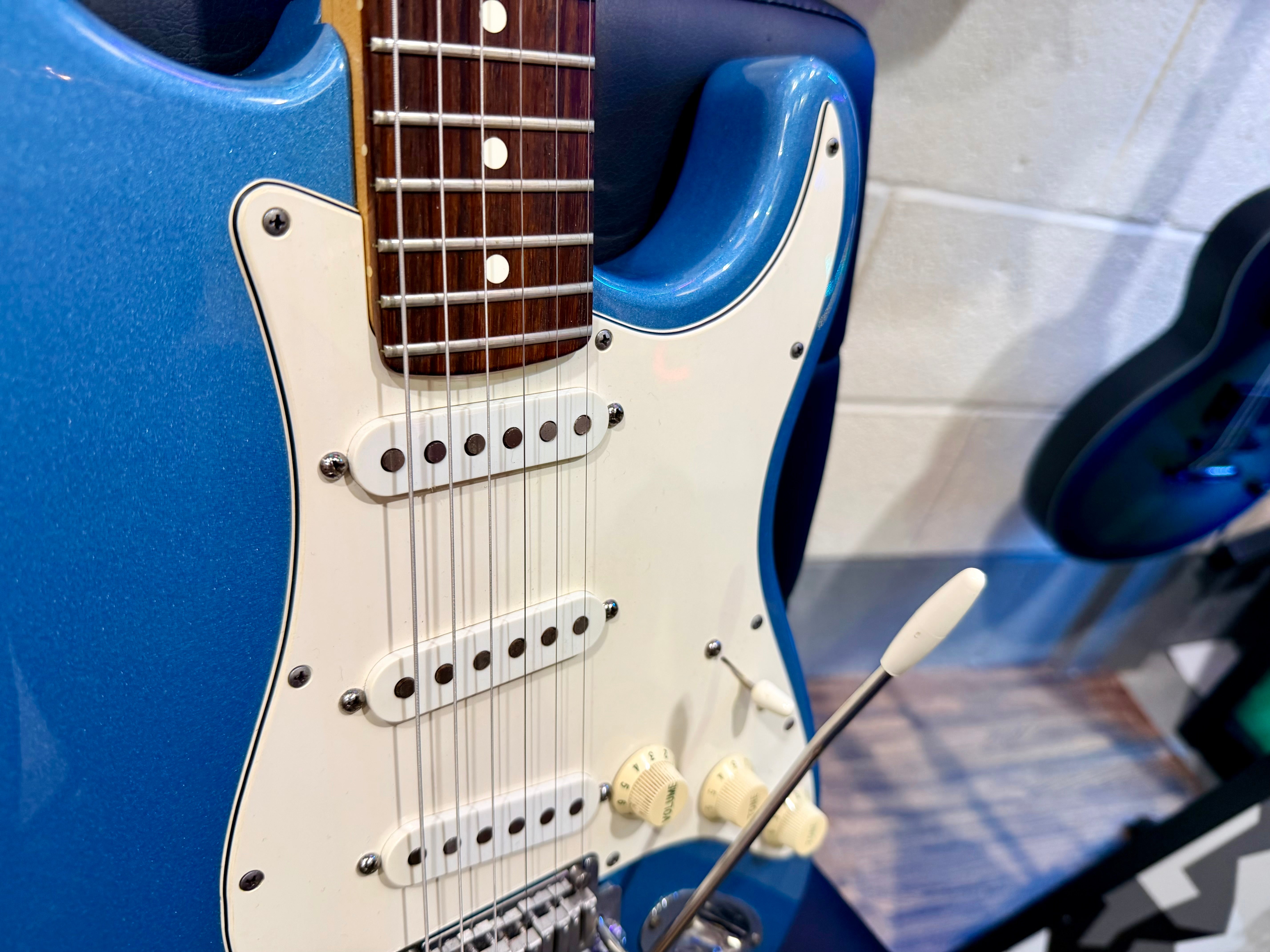 π1996π Fender Limited Edition American Standard Stratocaster~ Lake Placid Blue