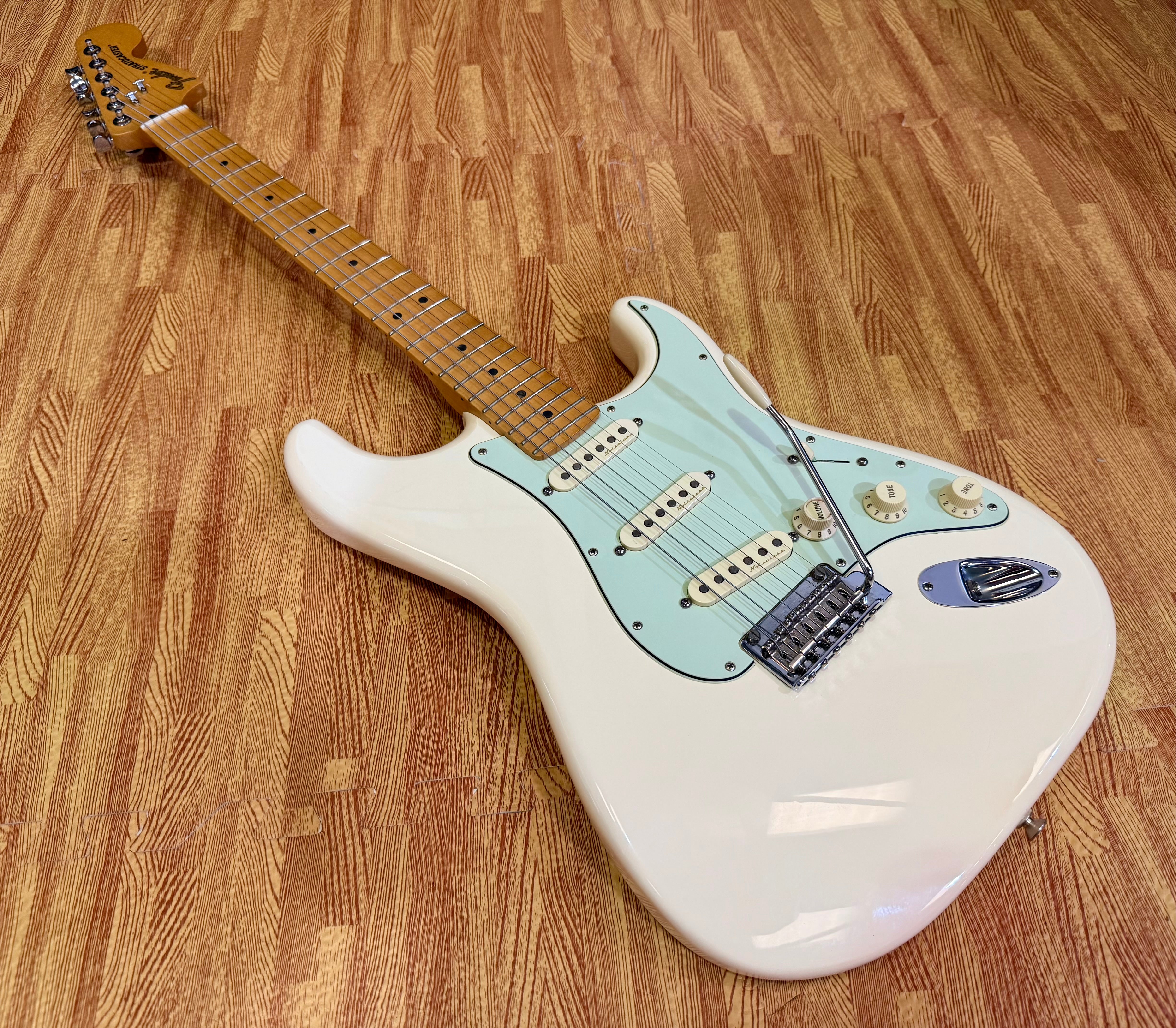 ✨2016✨ Fender Deluxe Roadhouse Stratocaster Electric Guitar~ MIM Vintage White!