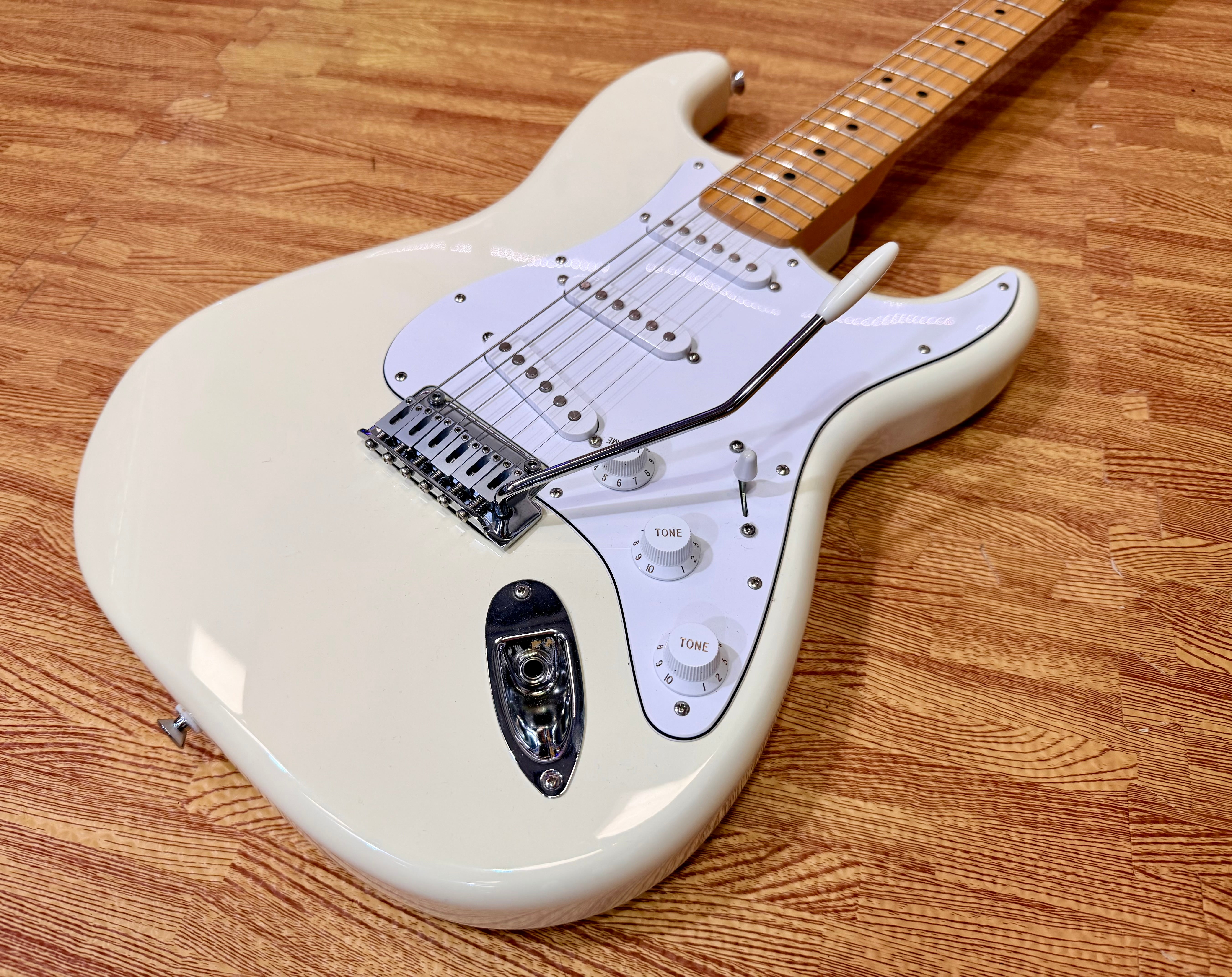 π2025π Fender Standard Stratocaster Electric Guitar~ Olympic White~ Maple Neck