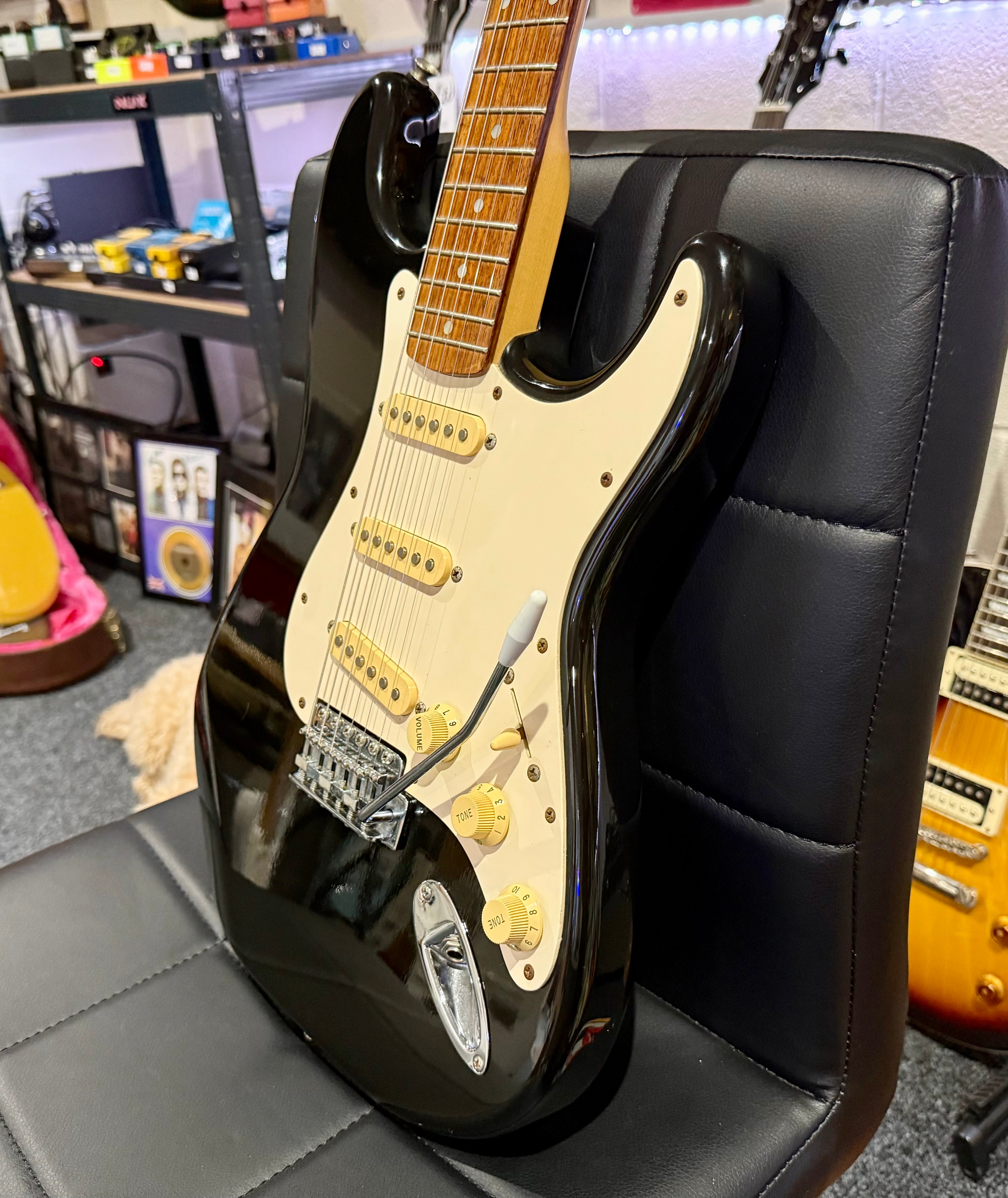 🌟RARE KOREAN🌟 1990’s Fender Squier Stratocaster~ Black & white Classic Strat!