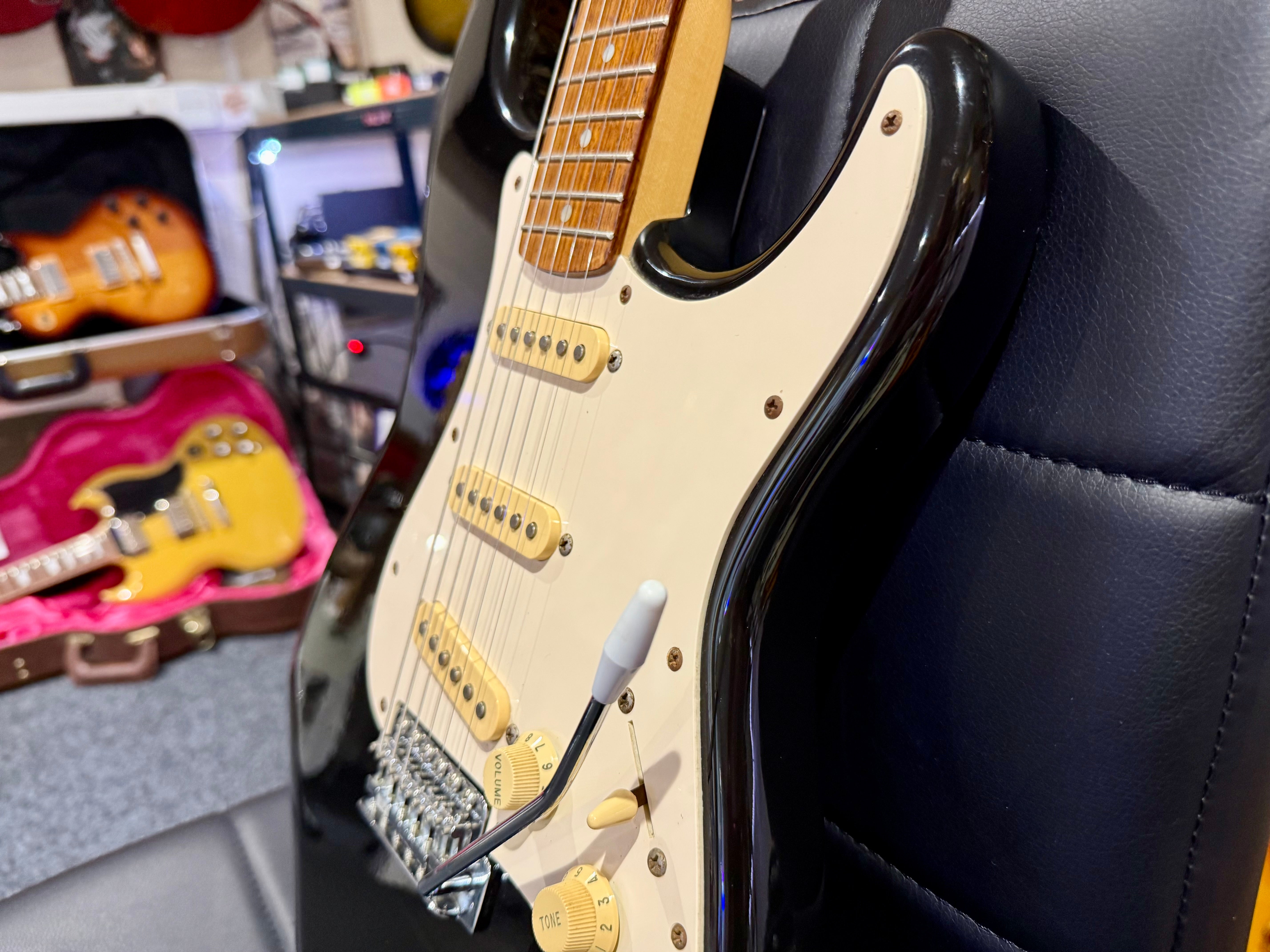 🌟RARE KOREAN🌟 1990’s Fender Squier Stratocaster~ Black & white Classic Strat!