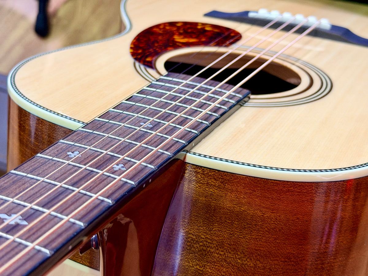 Vintage V900PNC Solid Spruce Parlour Acoustic Guitar~ Orchestral OM Solid Top