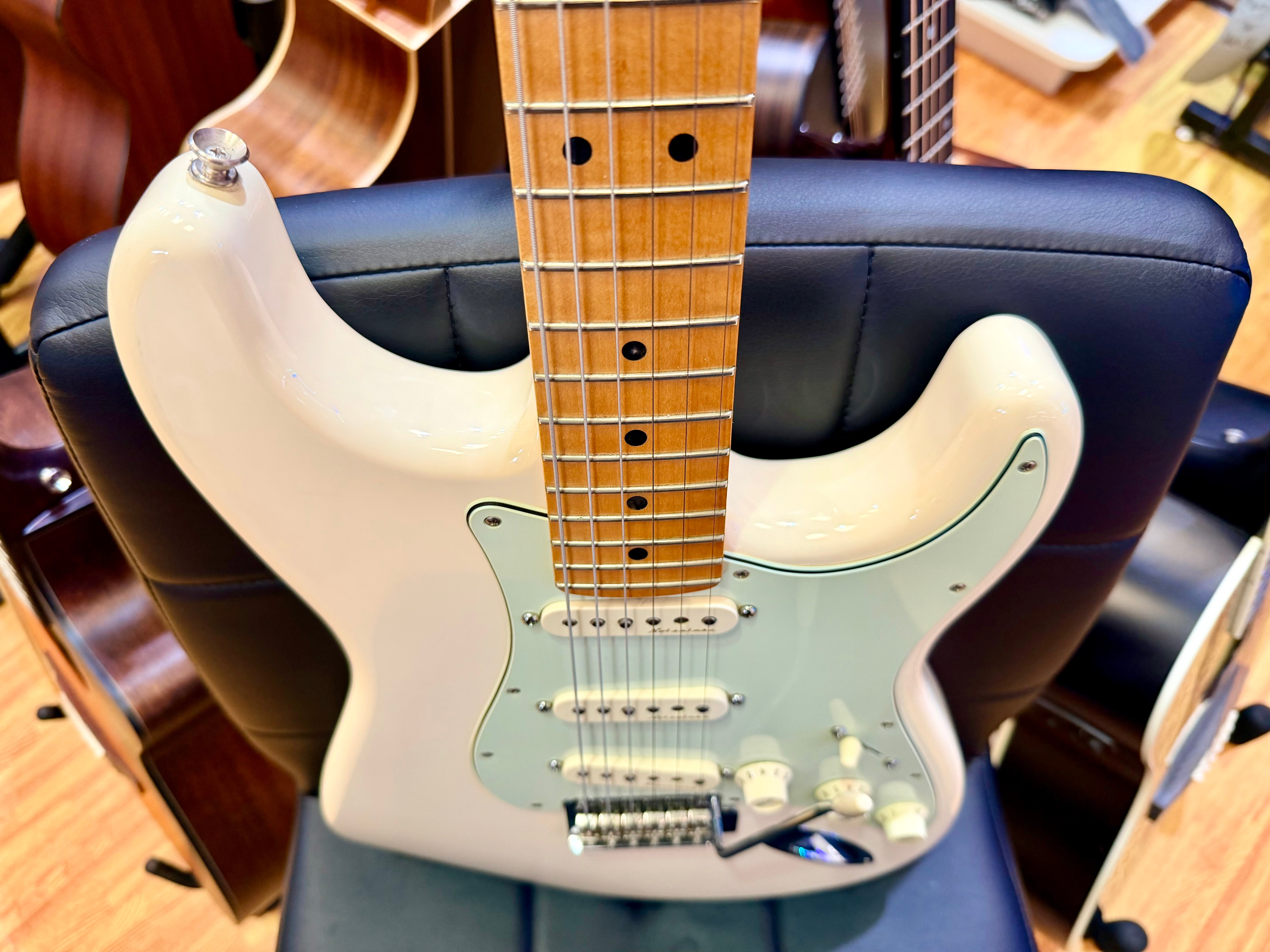 ✨2016✨ Fender Deluxe Roadhouse Stratocaster Electric Guitar~ MIM Vintage White!