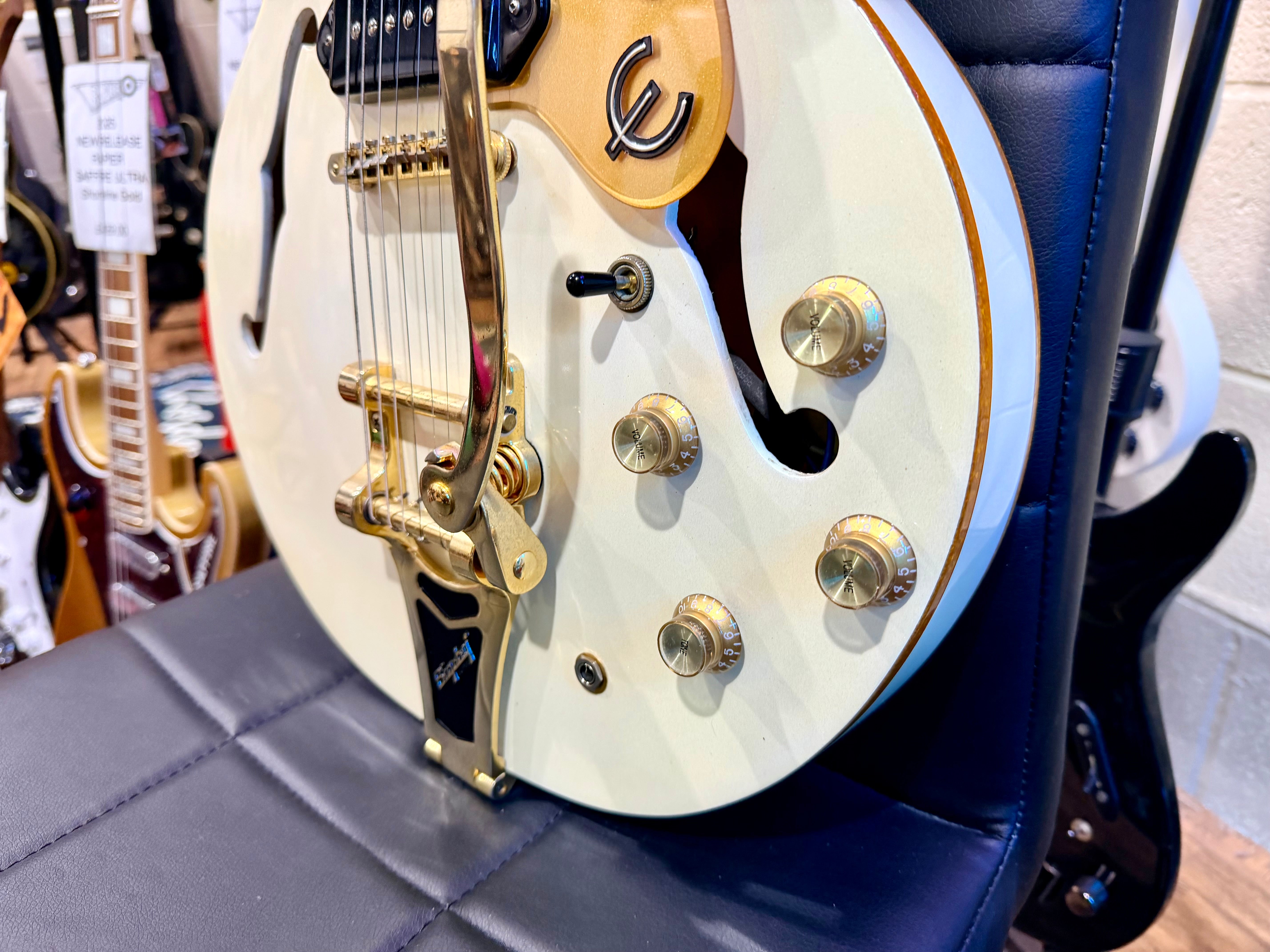 ✨LIMITED EDITION✨ Epiphone Riviera Royale Custom P93~ Pearl White + Hard Case!