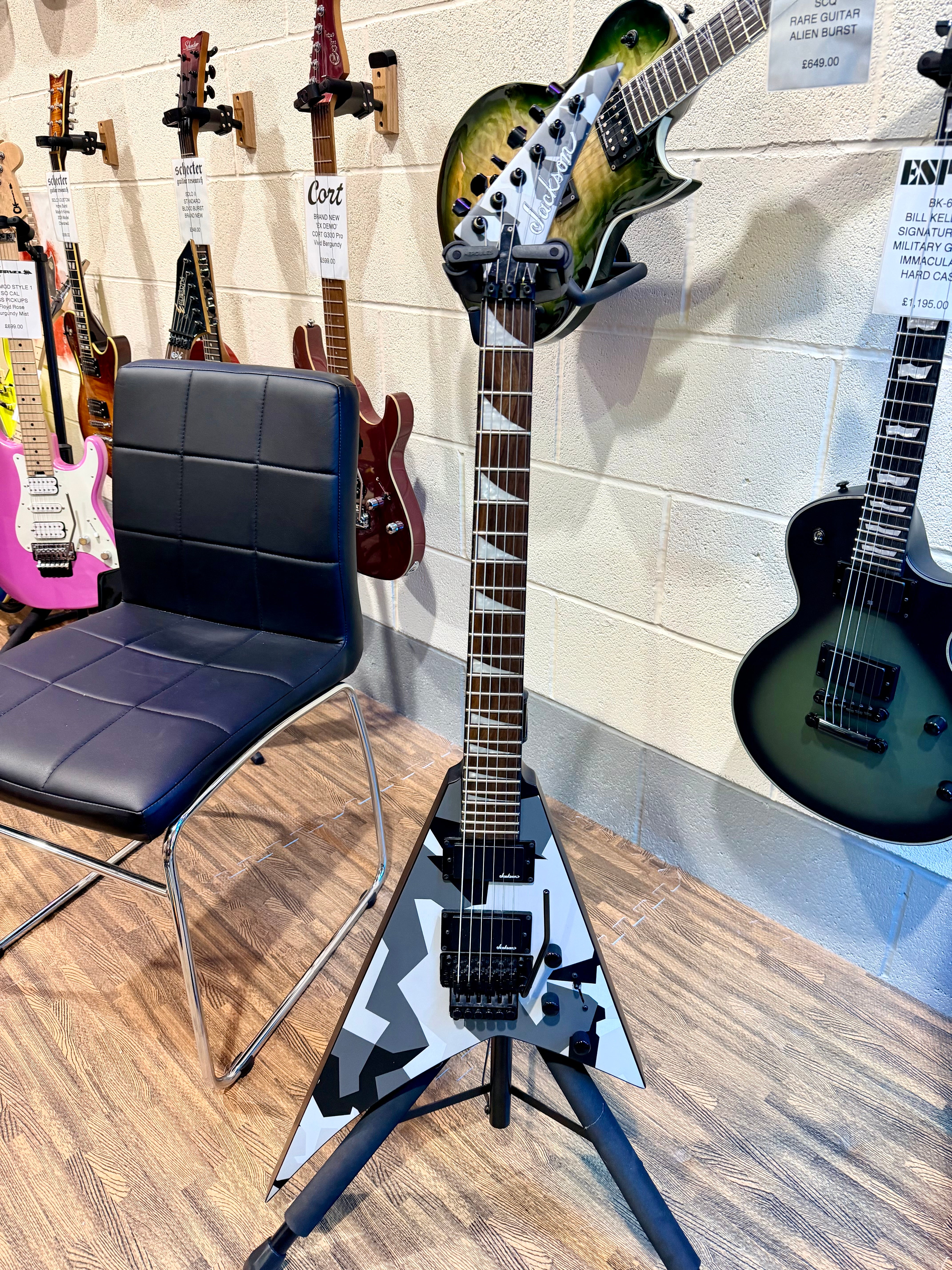 🔥2022🔥 Jackson Rhoads X Series RRX24 Winter Camo~ Hard Case~ Electric Guitar!