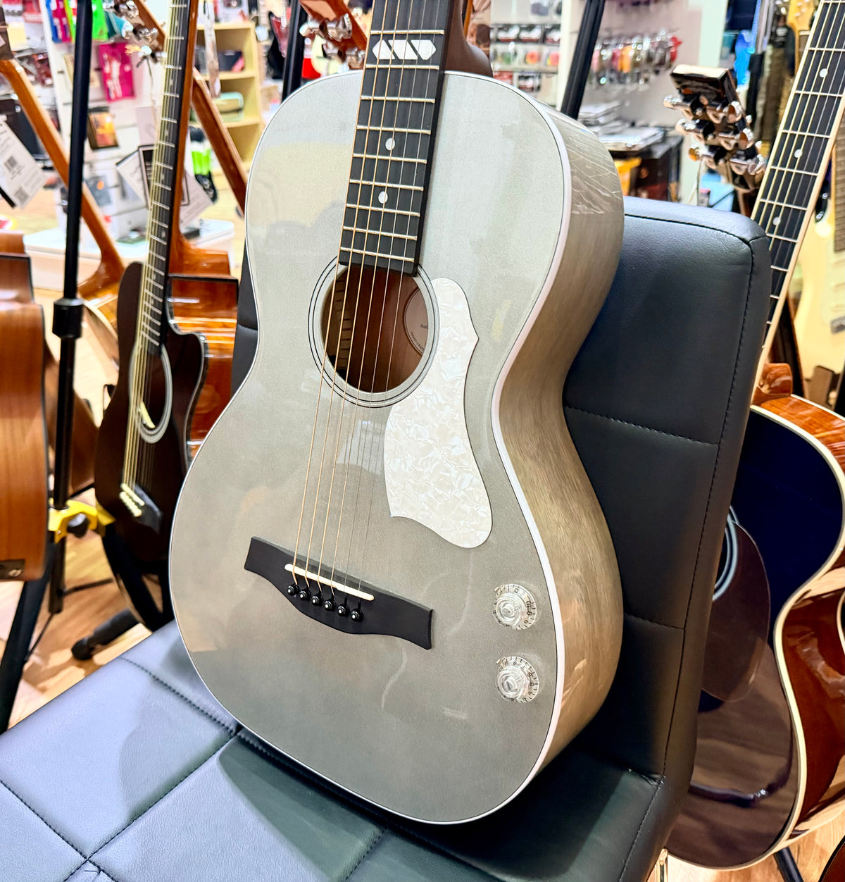 Godin Rialto JR Satina Gray HG Q-Discrete~ Canadian Made~ Wild Cherry~ Ex-Demo