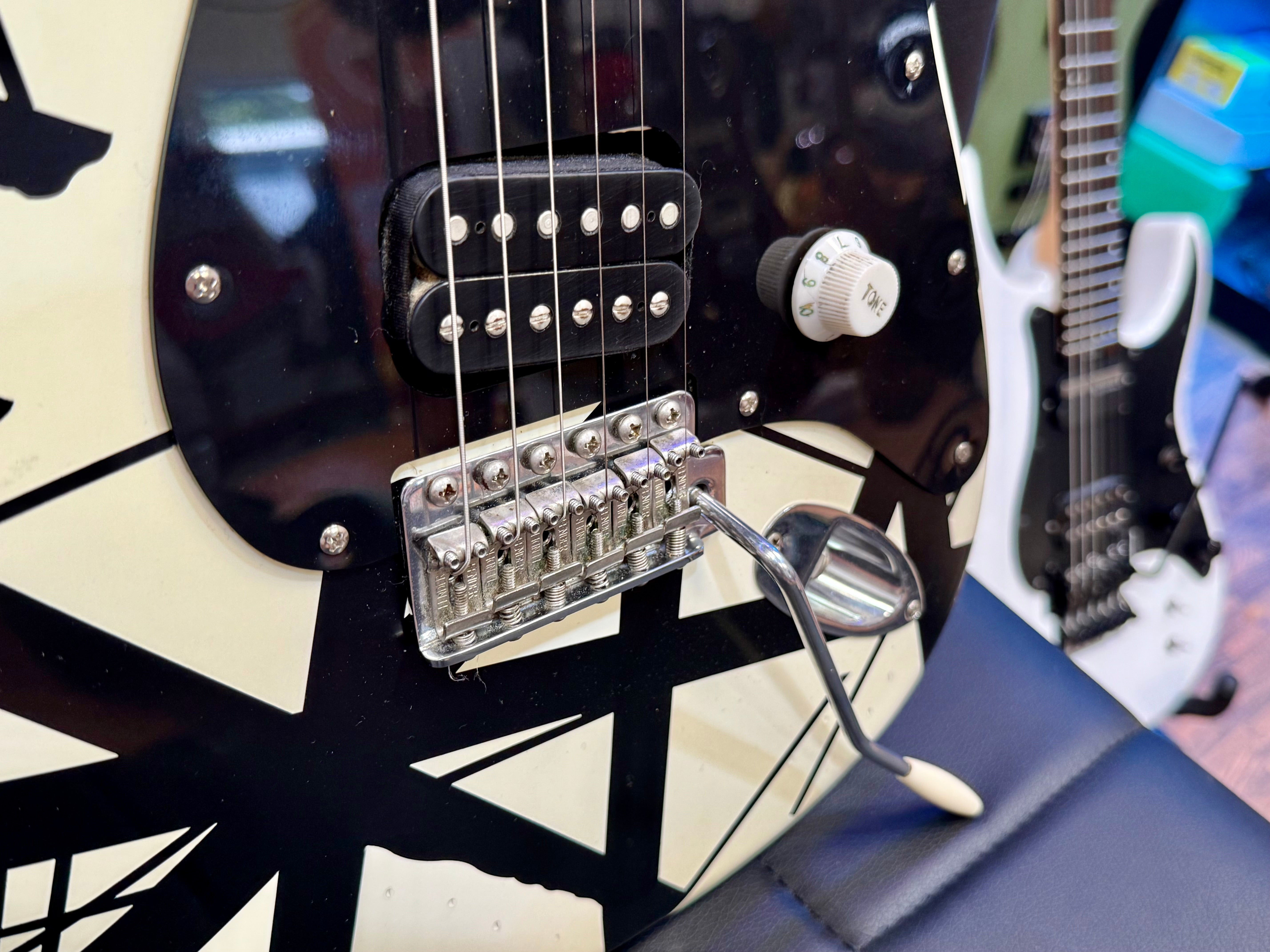 🔥2022🔥 EVH Striped Series '78 Eruption Relic~ White with Black Stripes~Gig Bag