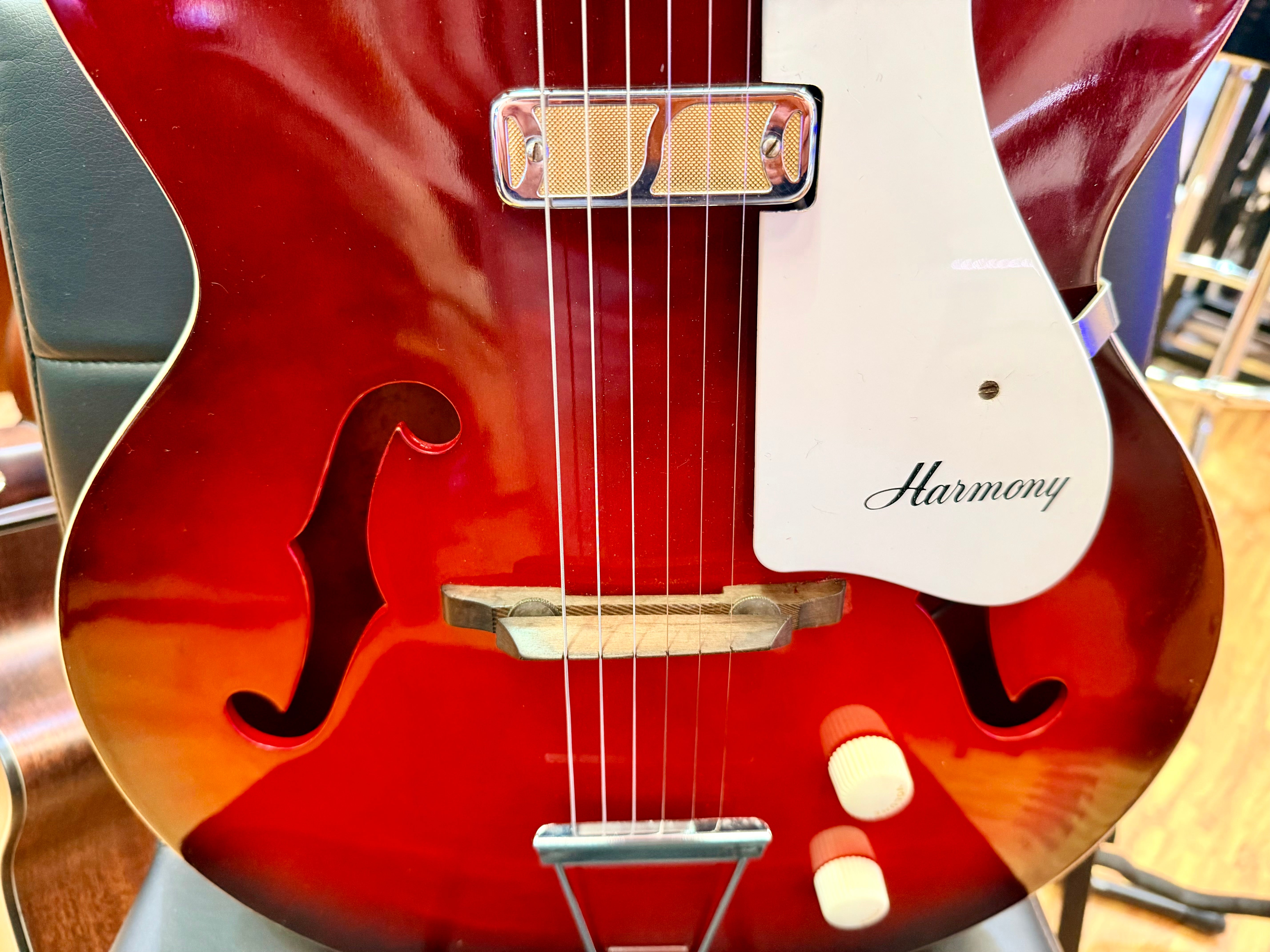 ✨VINTAGE✨ 1963 Harmony H53 Rocket~ Made in USA~ Semi-Hollow D’Armond P’up + Case