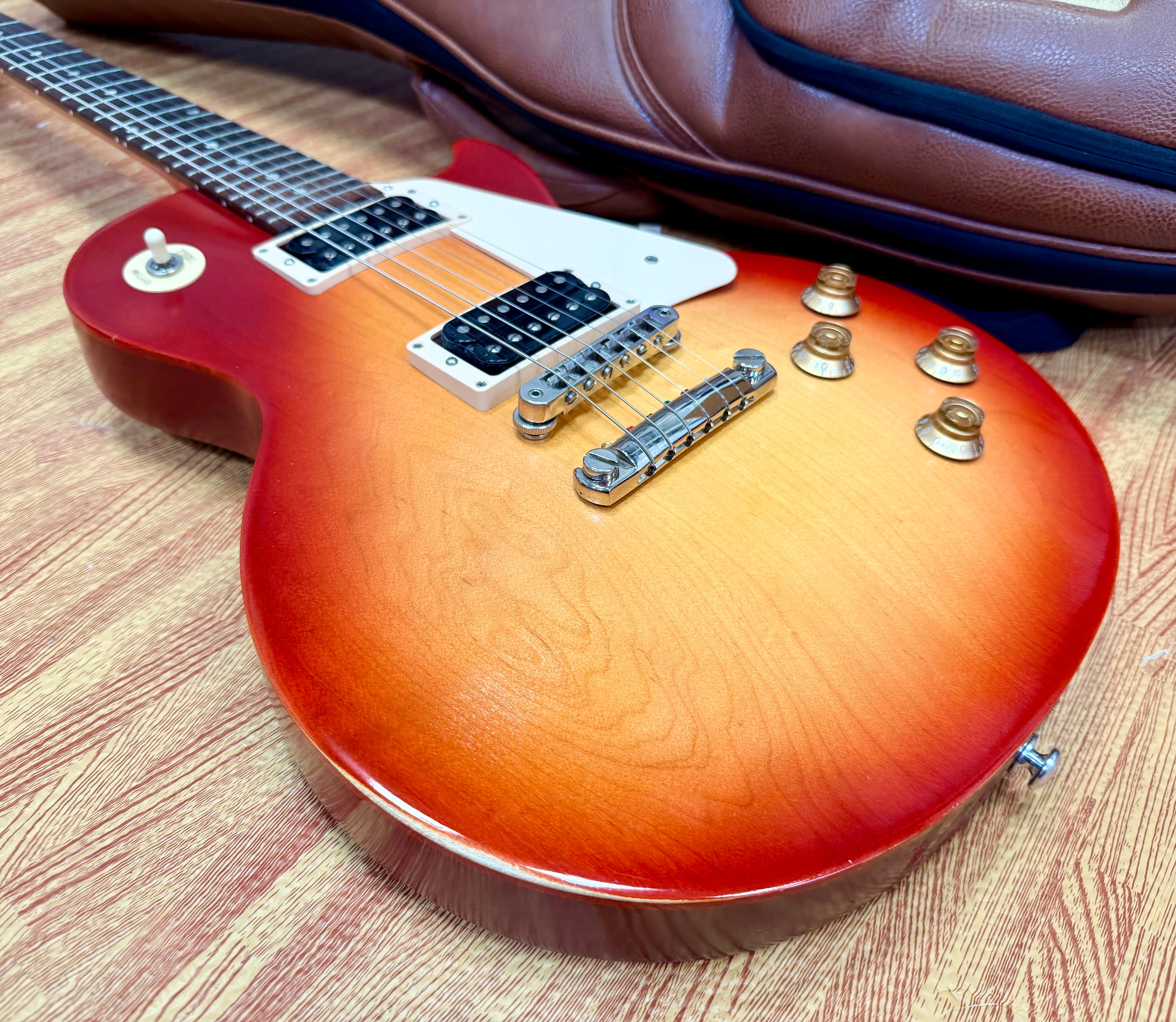 ✨ 2019 USA ✨ Gibson Les Paul Tribute Satin Cherry Sunburst + Deluxe Gig Bag!