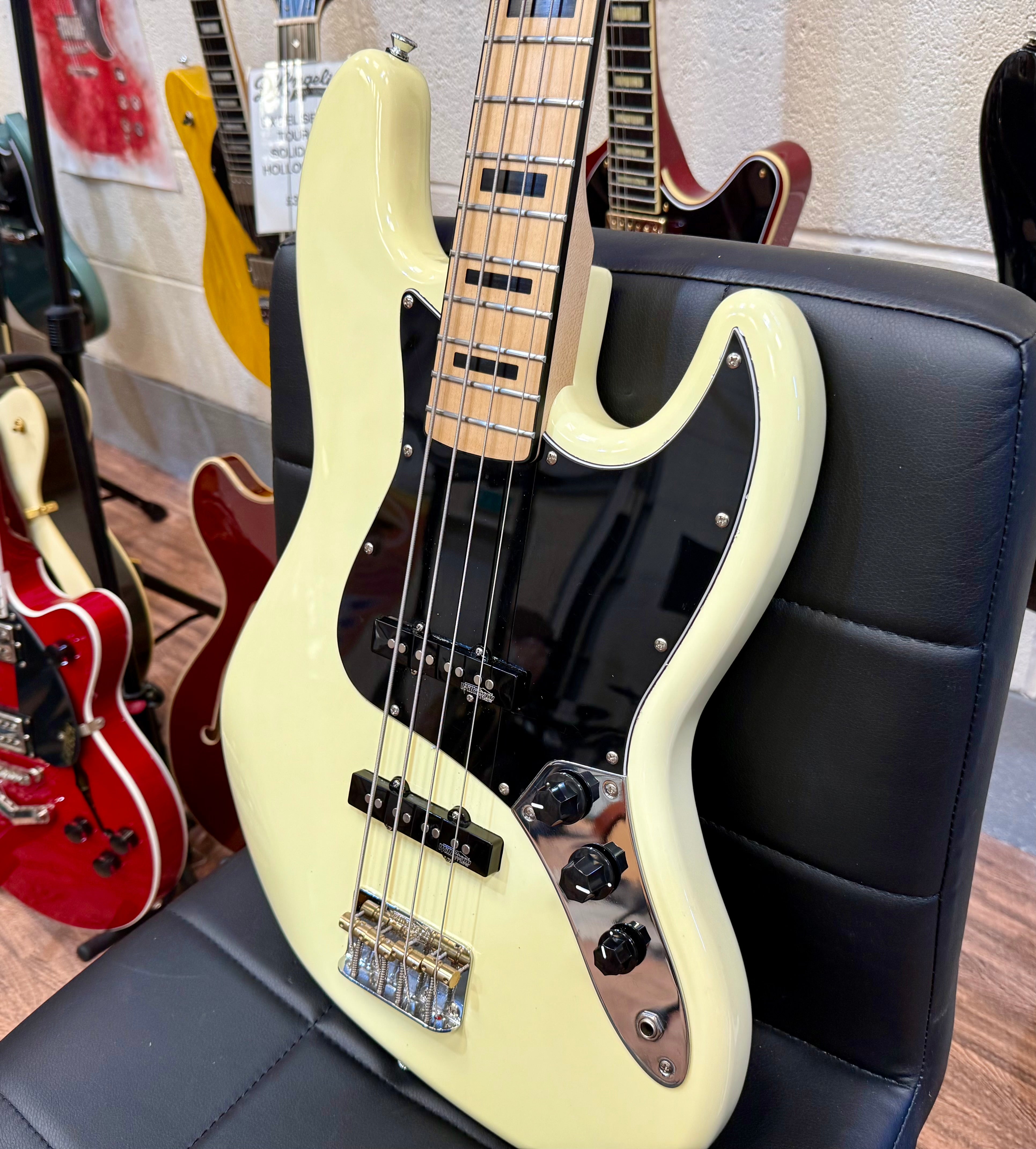 🎸 Vintage VJ74 Reissued~ Maple Fingerboard Jazz Bass Guitar ~ Vintage White 🎸