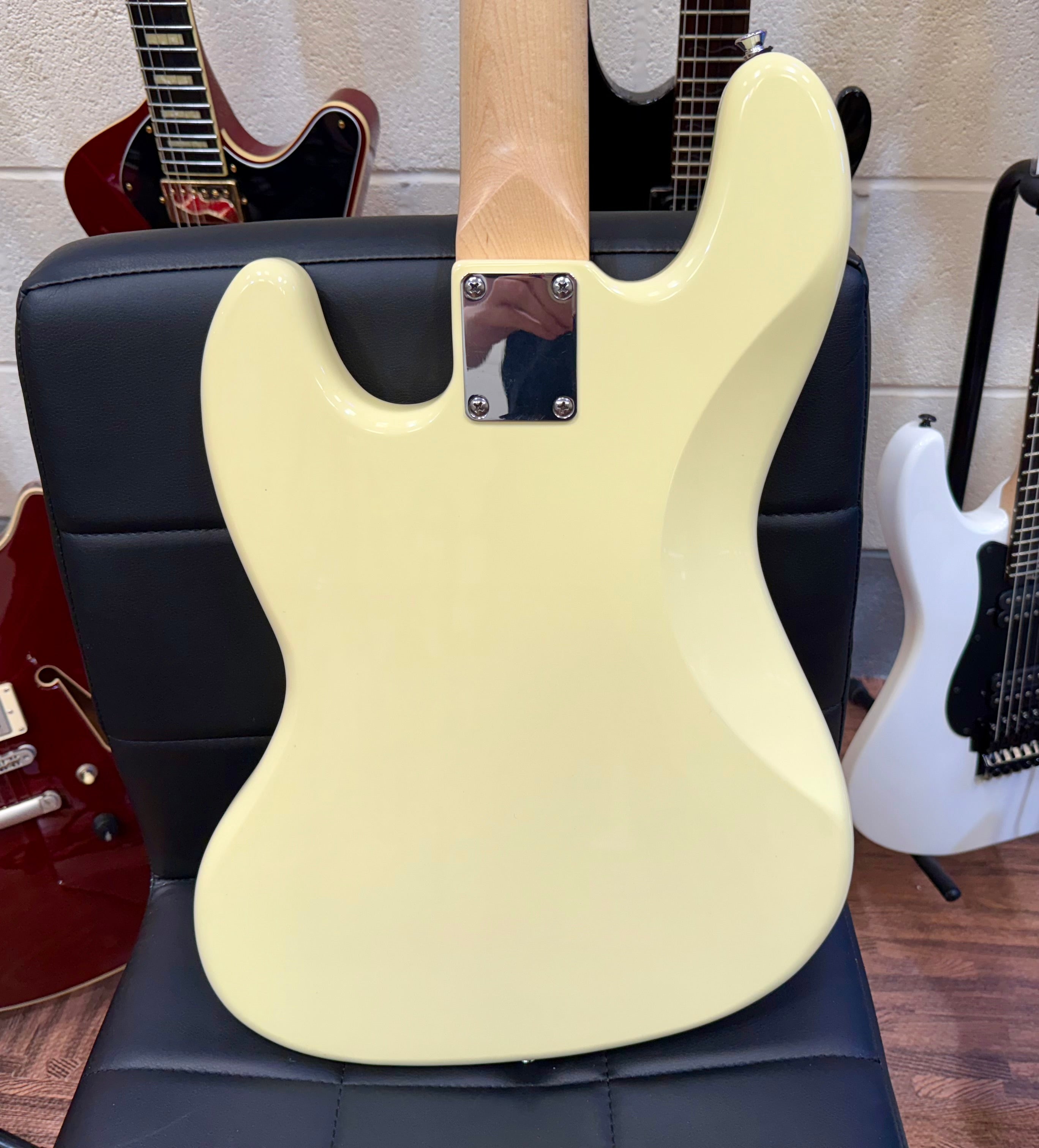 🎸 Vintage VJ74 Reissued~ Maple Fingerboard Jazz Bass Guitar ~ Vintage White 🎸