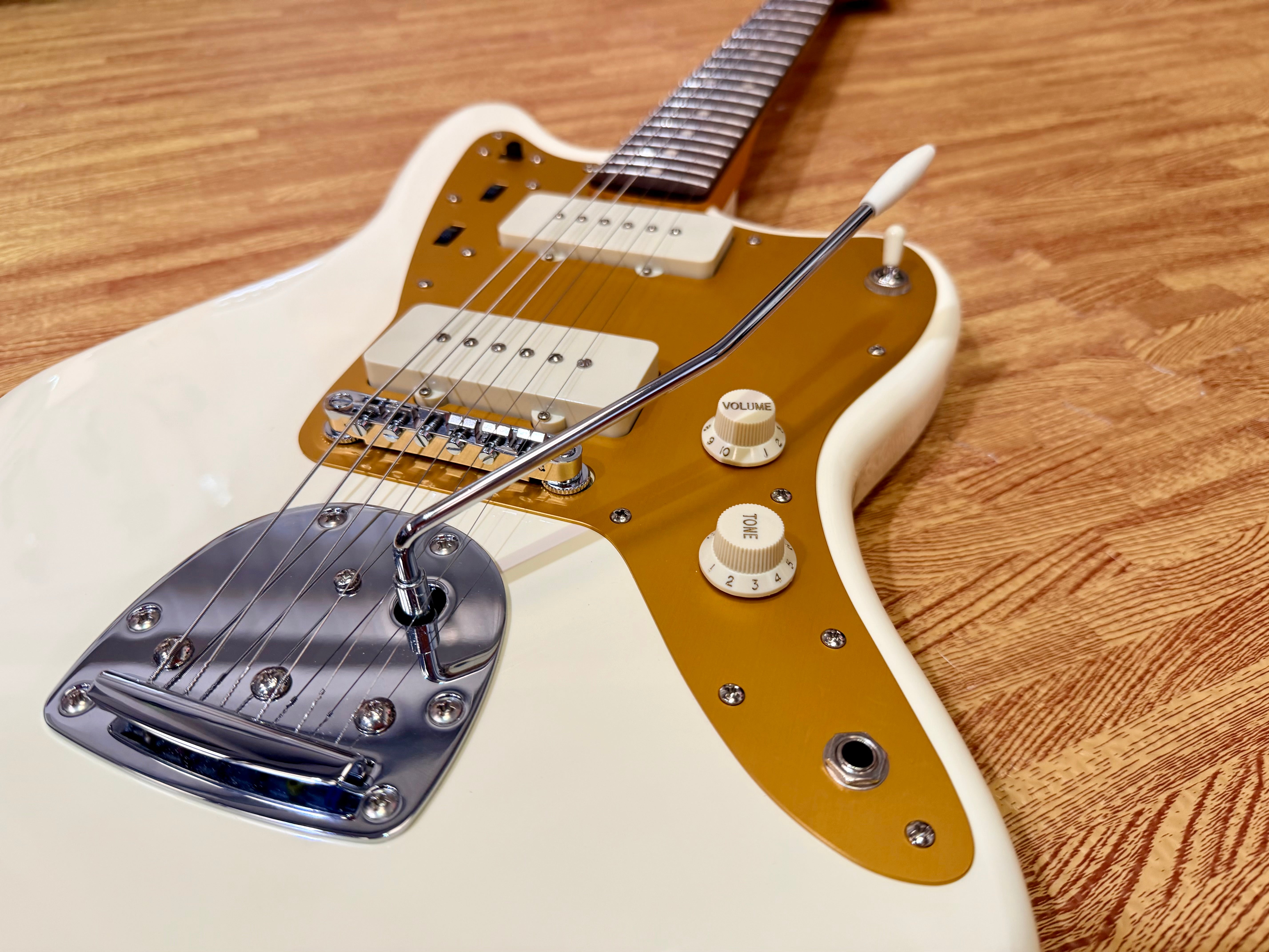 ✨2024✨ Fender Squier J Mascis Jazzmaster Vintage White & Gold~ MINT Condition!