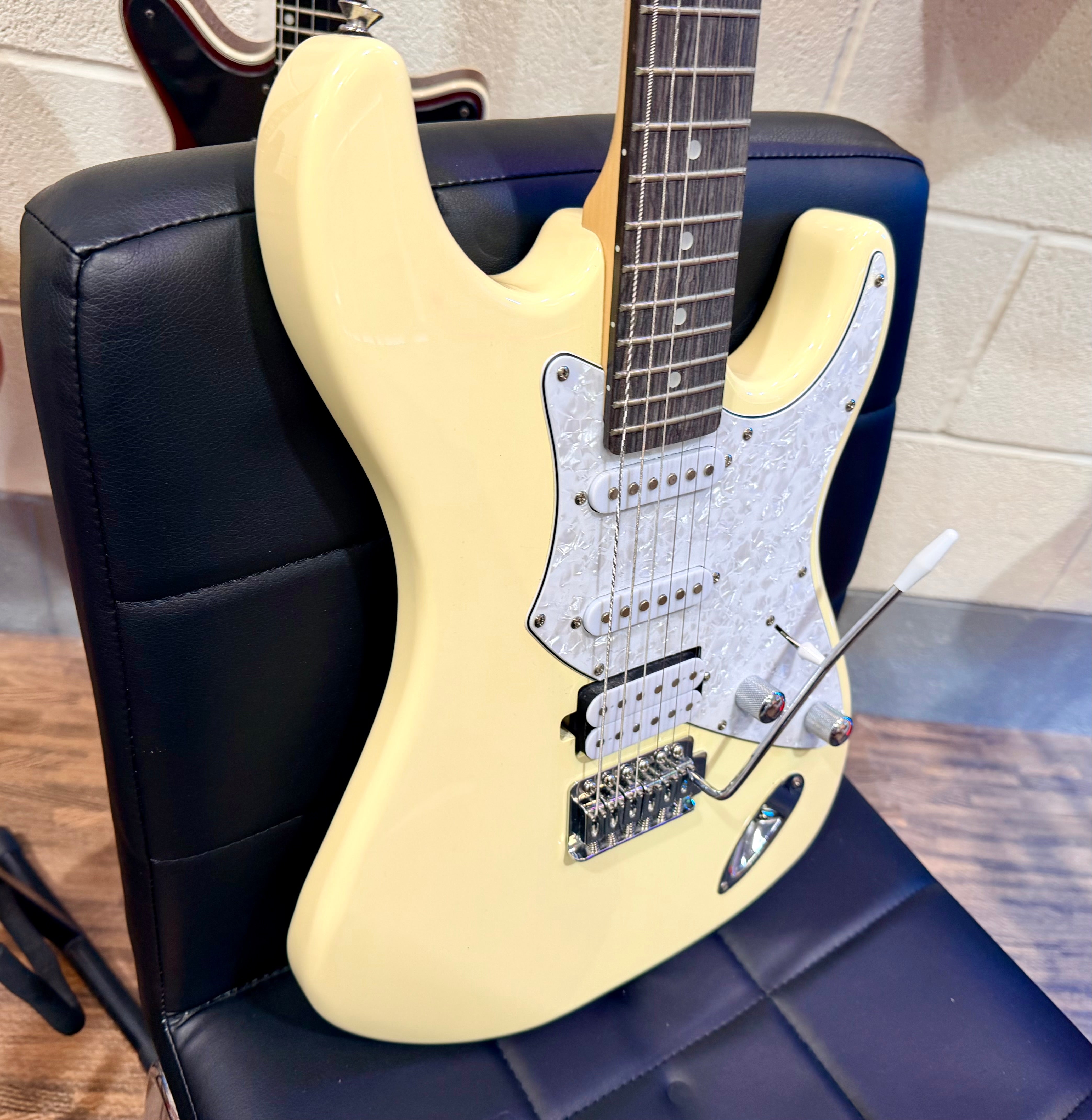 🎸 Aria Pro II 714 Strat Shape Electric Guitar~ Vintage White~ HSS Pickups 🎸