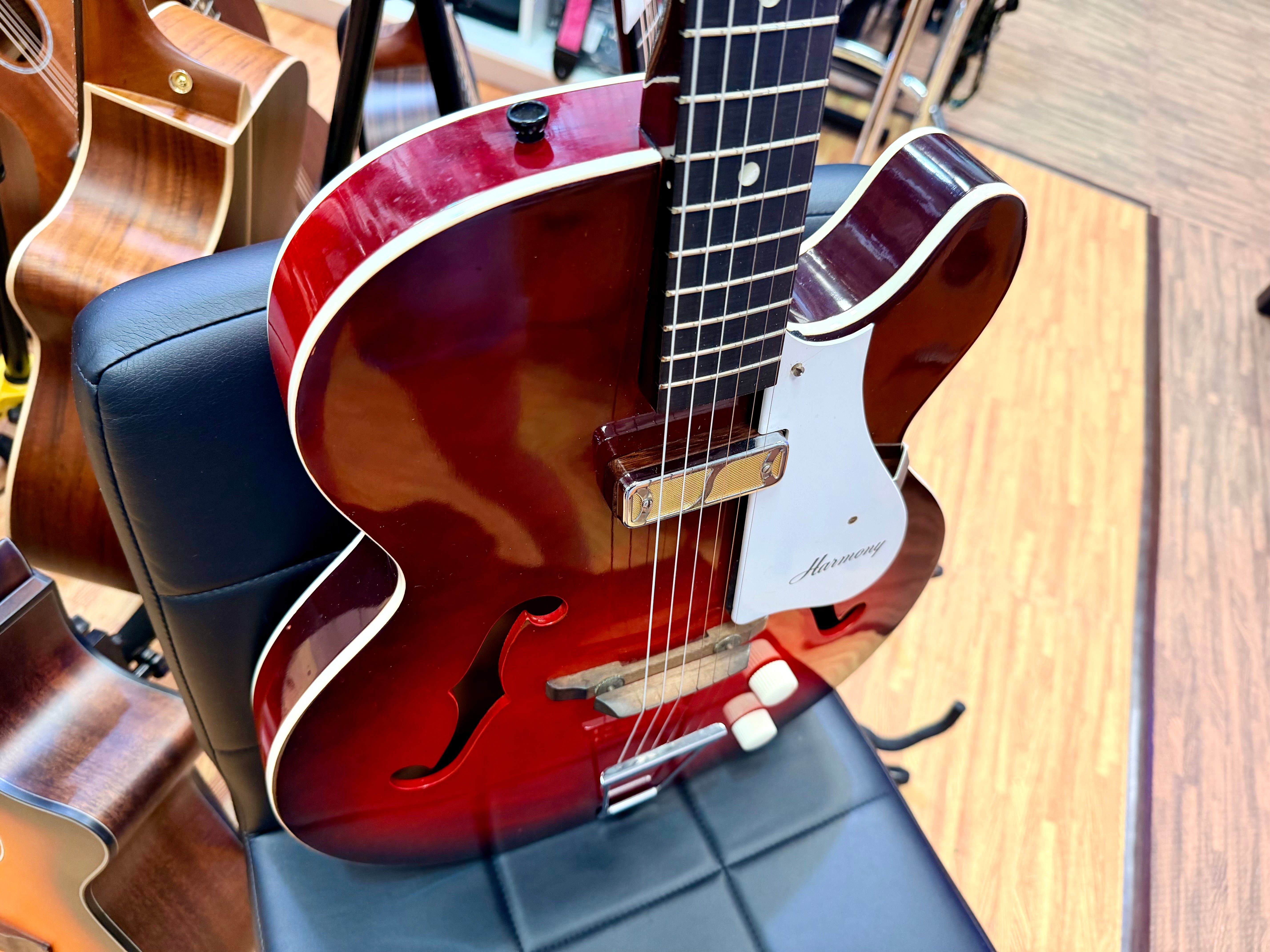 ✨VINTAGE✨ 1963 Harmony H53 Rocket~ Made in USA~ Semi-Hollow D’Armond P’up + Case