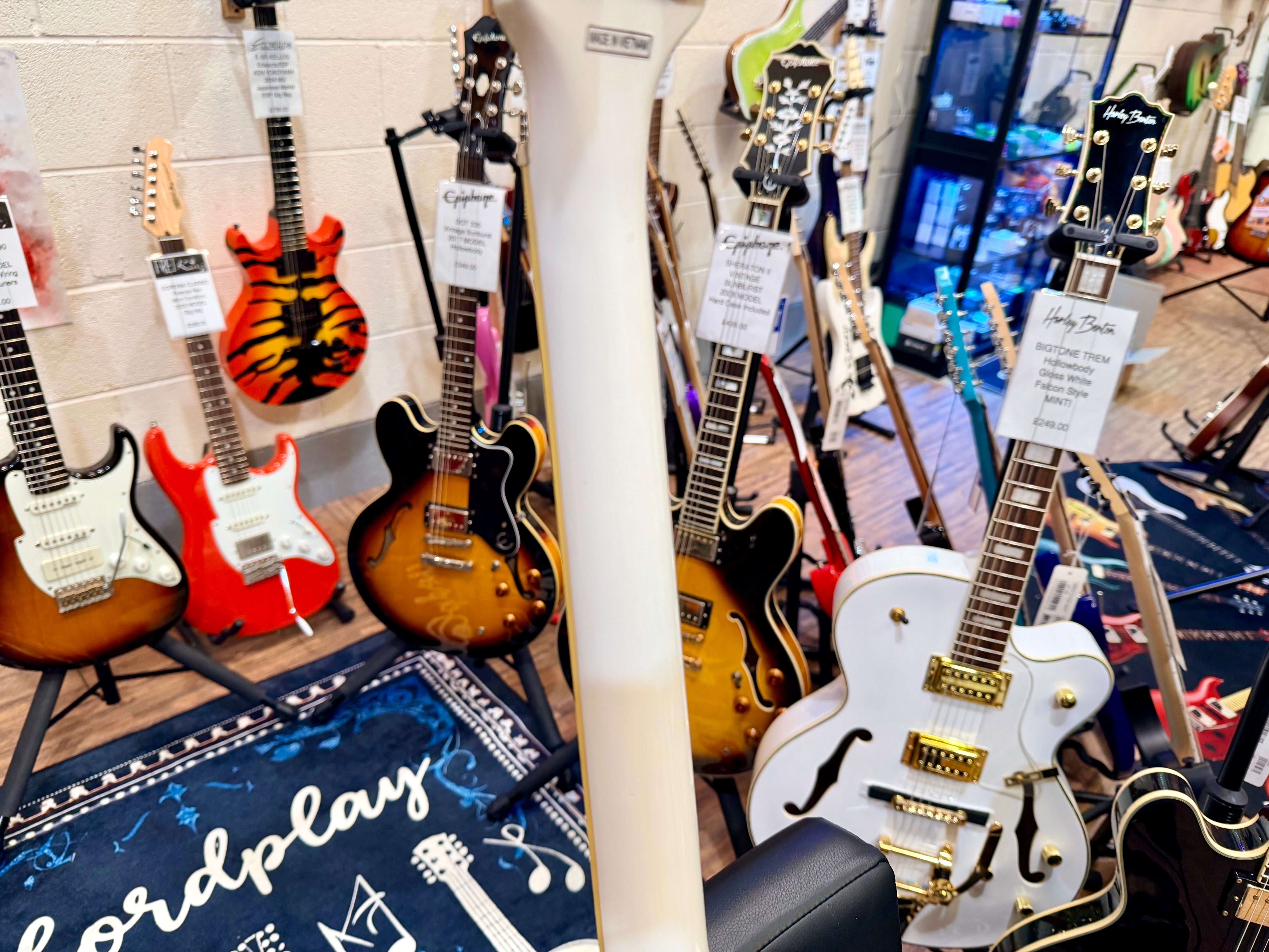 🔥B-STOCK🔥 Vintage V100 ReIssued Electric Guitar – Arctic White Les Paul V100AW