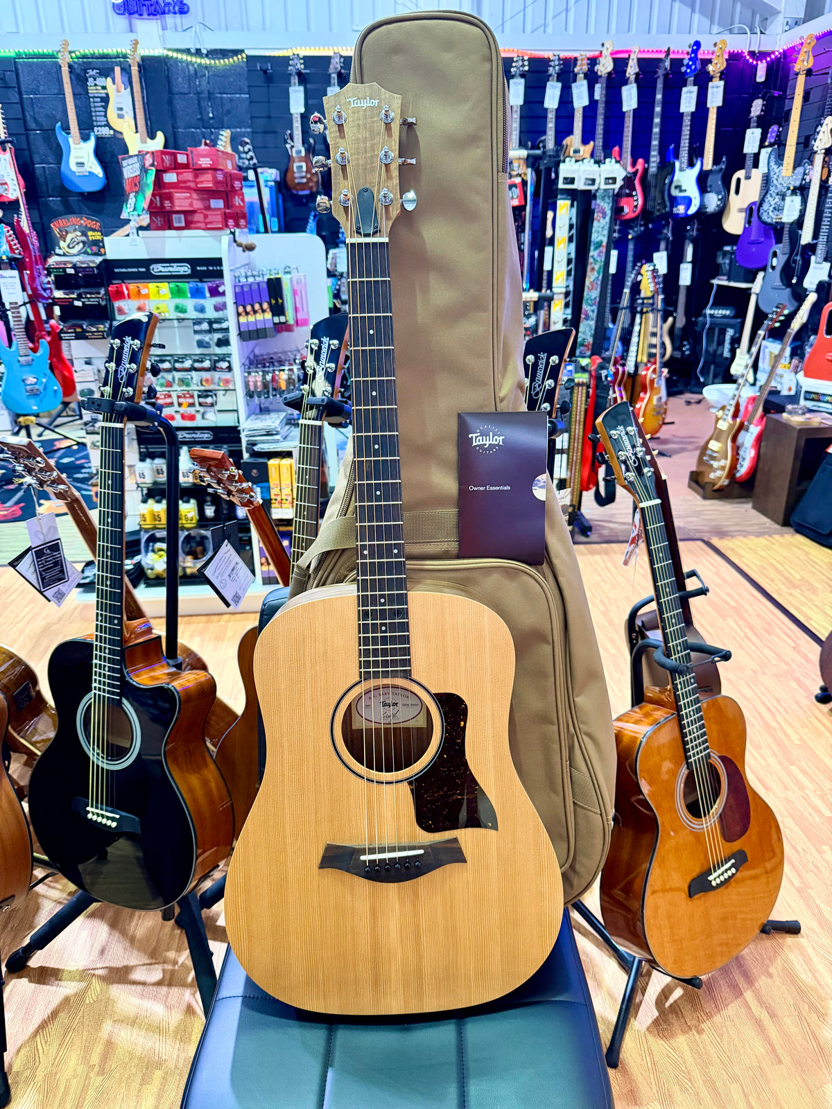 2026 Taylor Big Baby BBT Acoustic Guitar~ Natural~ Ex-Demo Mint + GigBag
