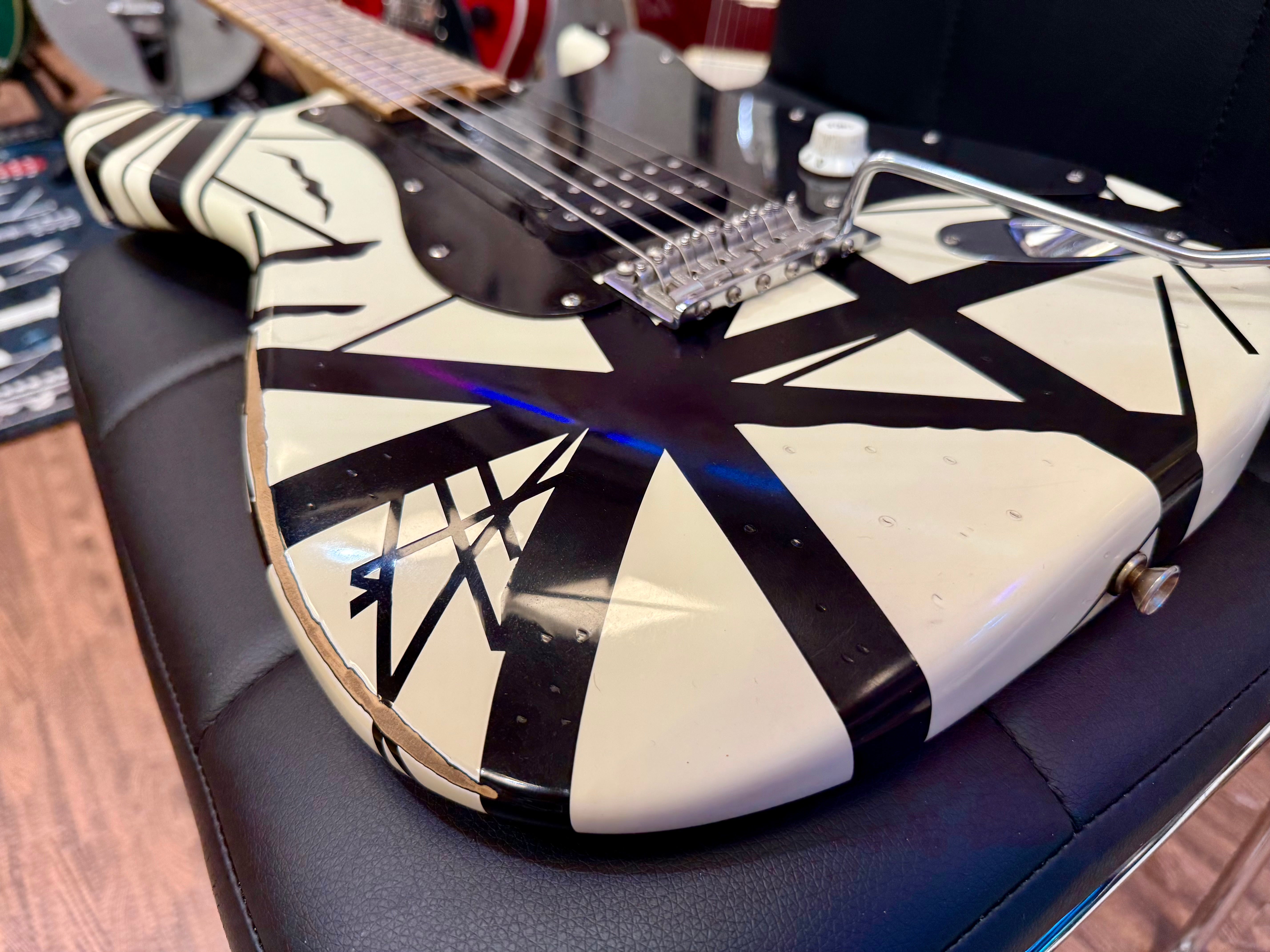 🔥2022🔥 EVH Striped Series '78 Eruption Relic~ White with Black Stripes~Gig Bag