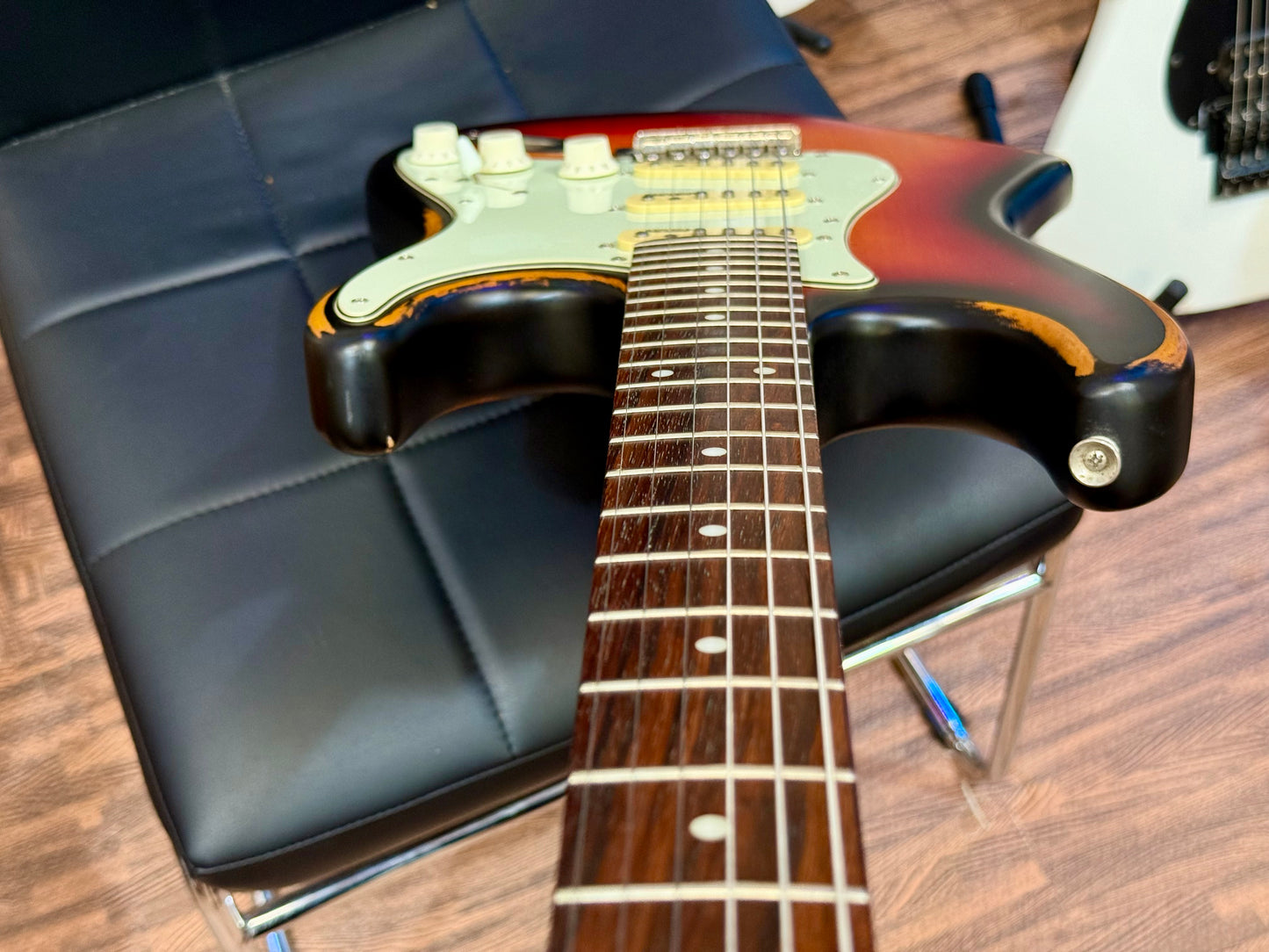 š„ Vintage V6 ICON Electric Guitar~ Distressed Sunburst Relic~ Stratocaster š„