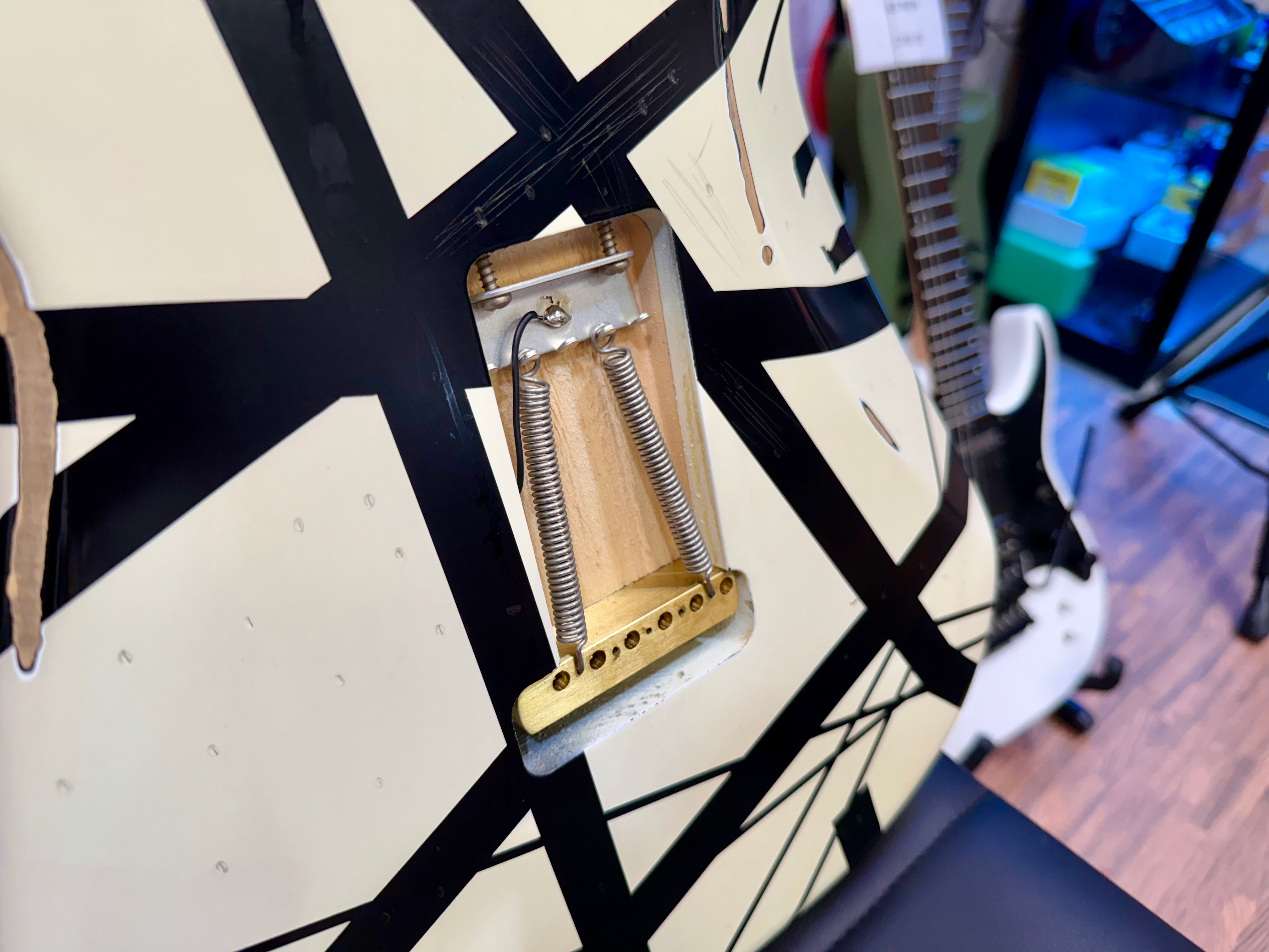 🔥2022🔥 EVH Striped Series '78 Eruption Relic~ White with Black Stripes~Gig Bag