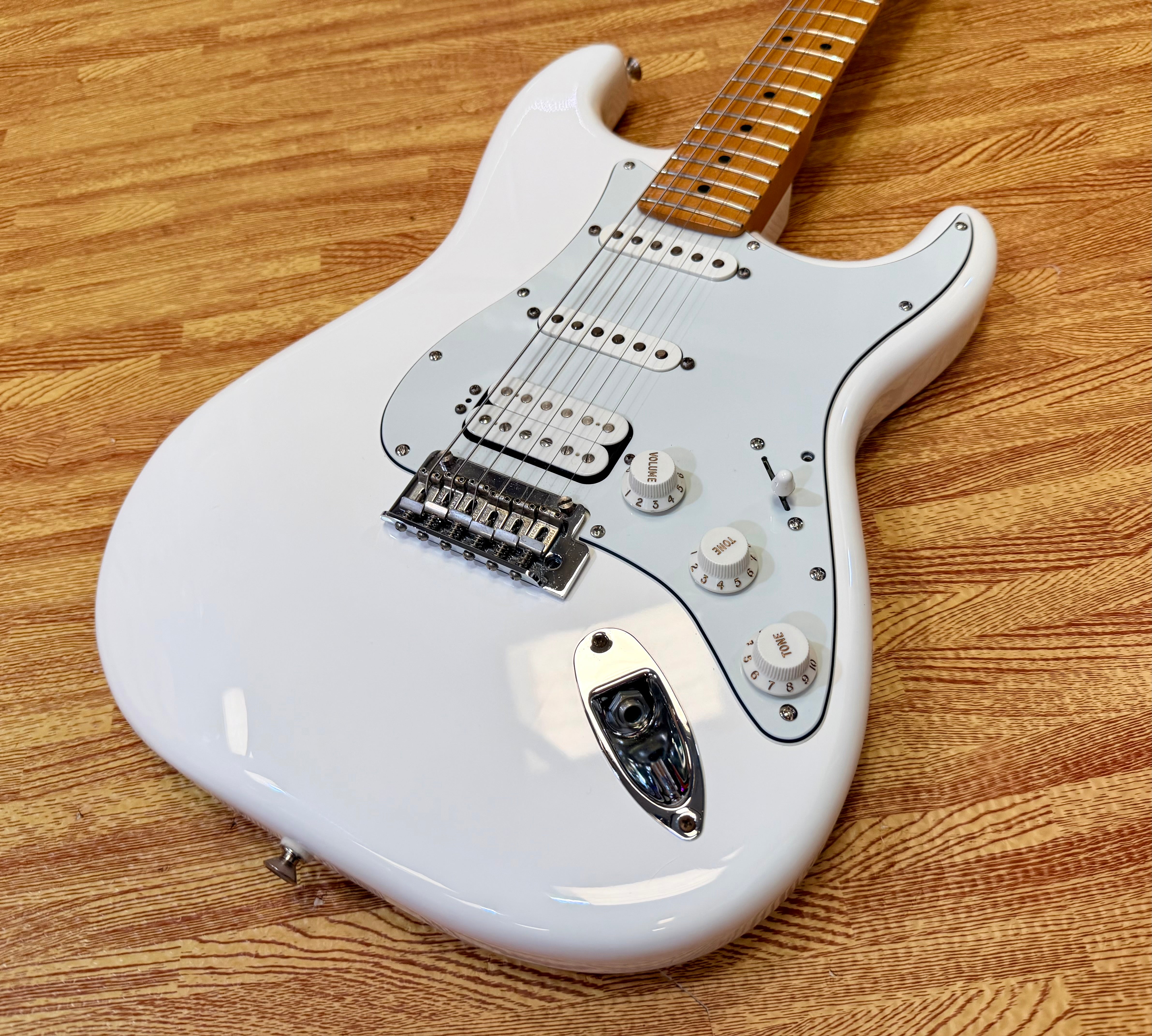 ✨2021✨ Fender Player Stratocaster HSS~ Polar White~ Maple Neck~ Mexican Strat!