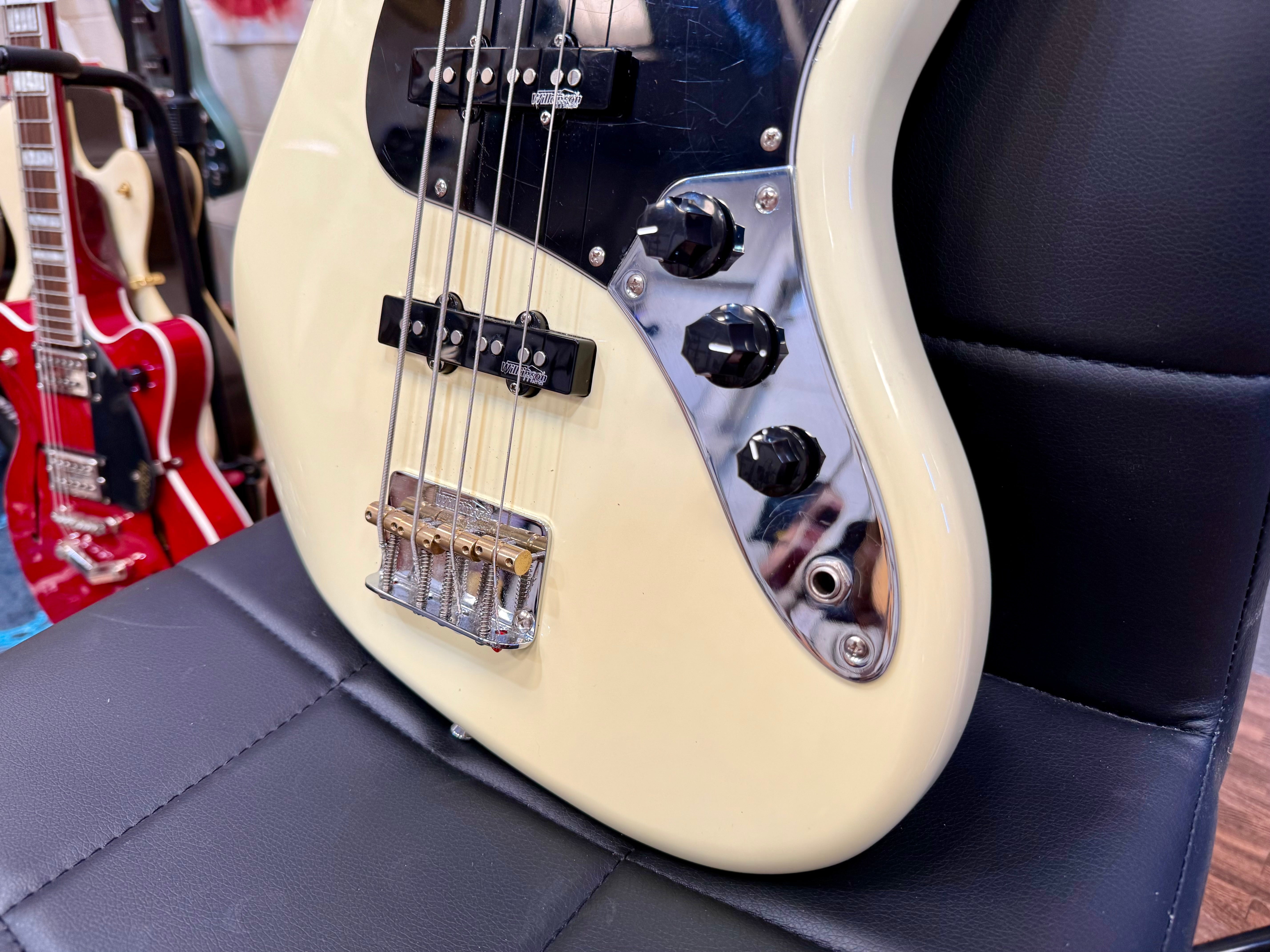 🎸 Vintage VJ74 Reissued~ Maple Fingerboard Jazz Bass Guitar ~ Vintage White 🎸