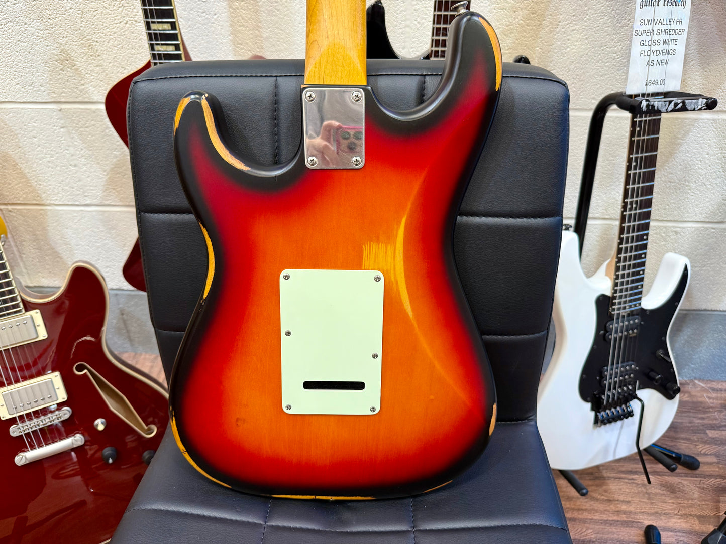 š„ Vintage V6 ICON Electric Guitar~ Distressed Sunburst Relic~ Stratocaster š„