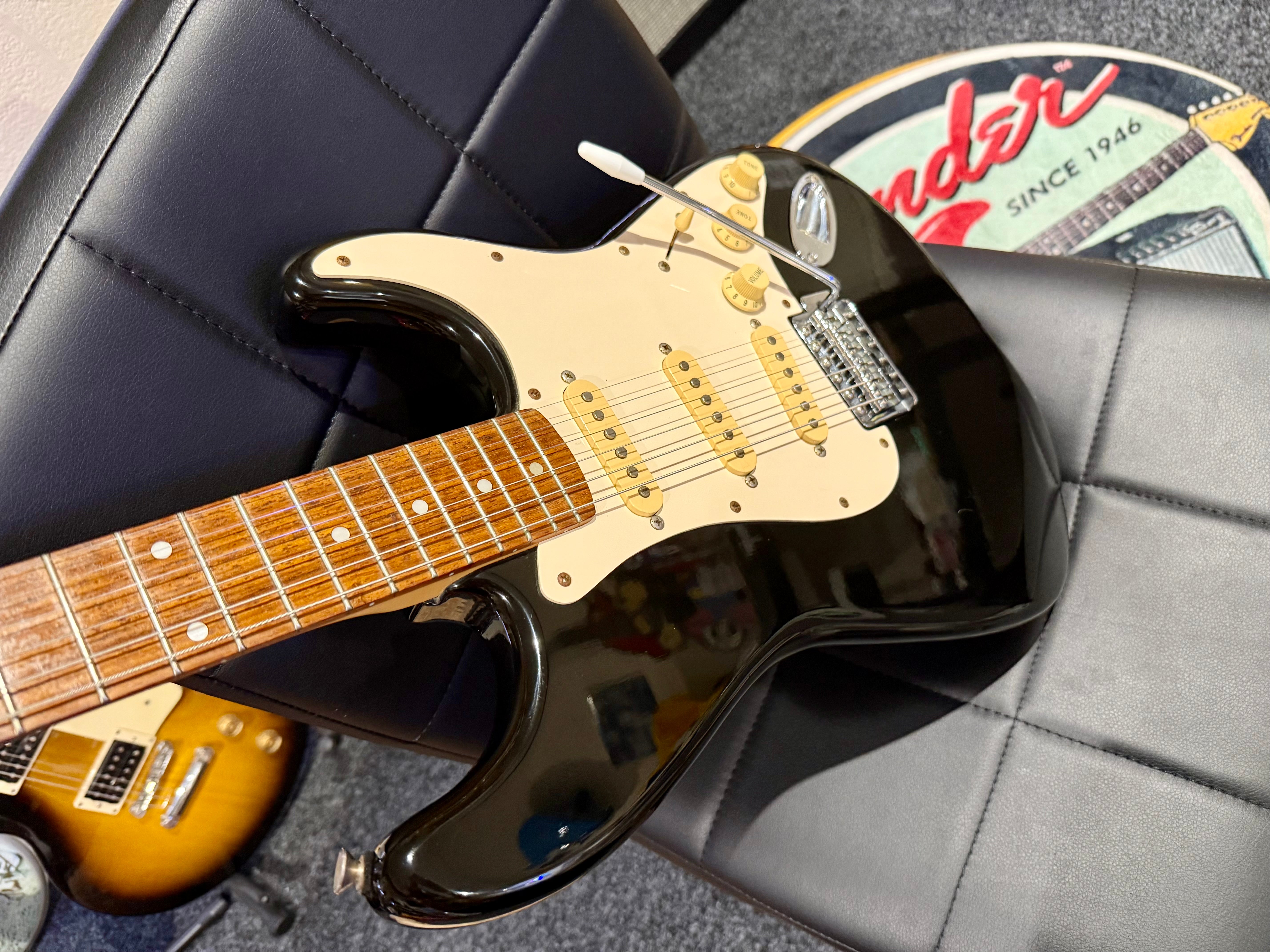 🌟RARE KOREAN🌟 1990’s Fender Squier Stratocaster~ Black & white Classic Strat!