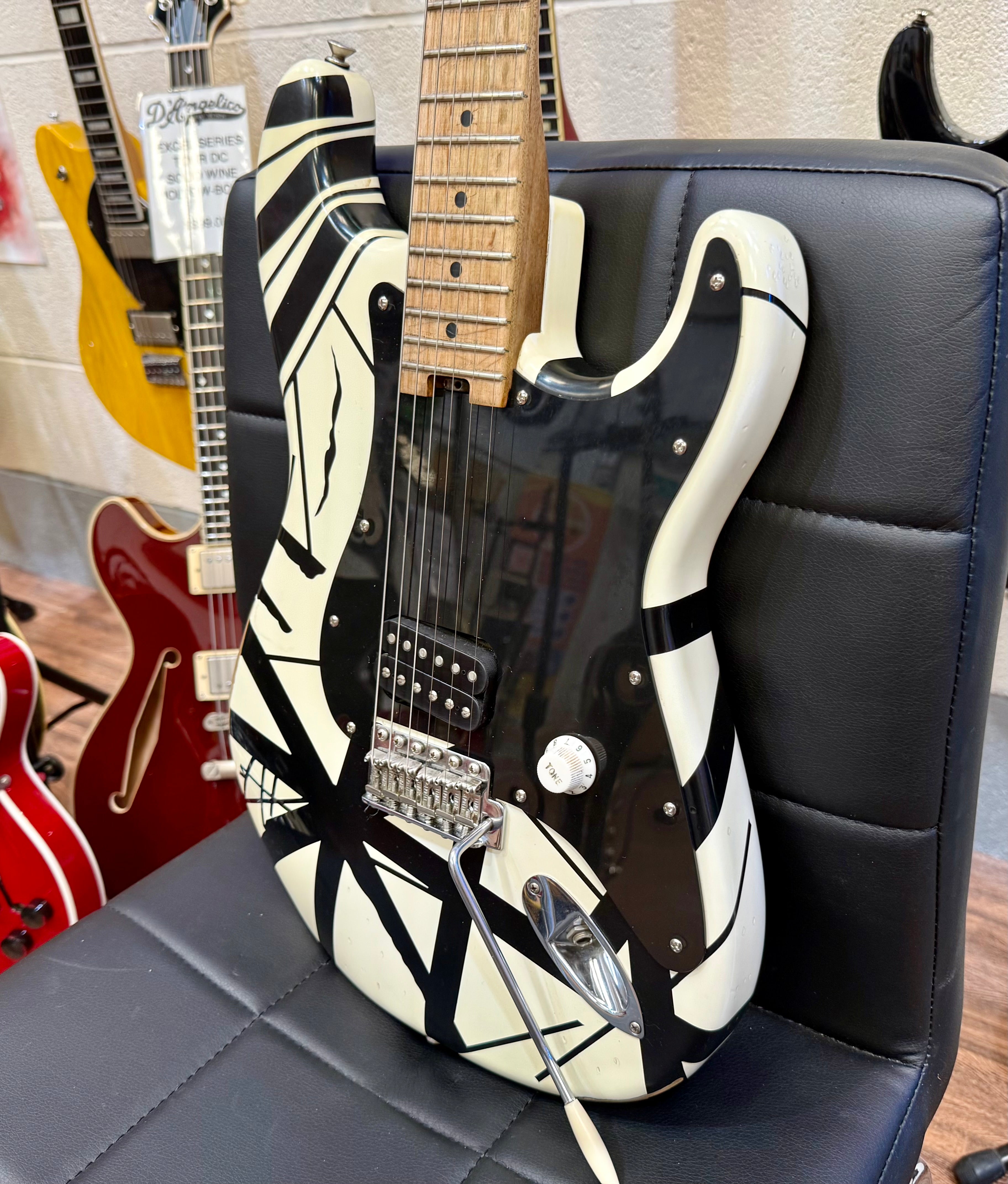 🔥2022🔥 EVH Striped Series '78 Eruption Relic~ White with Black Stripes~Gig Bag