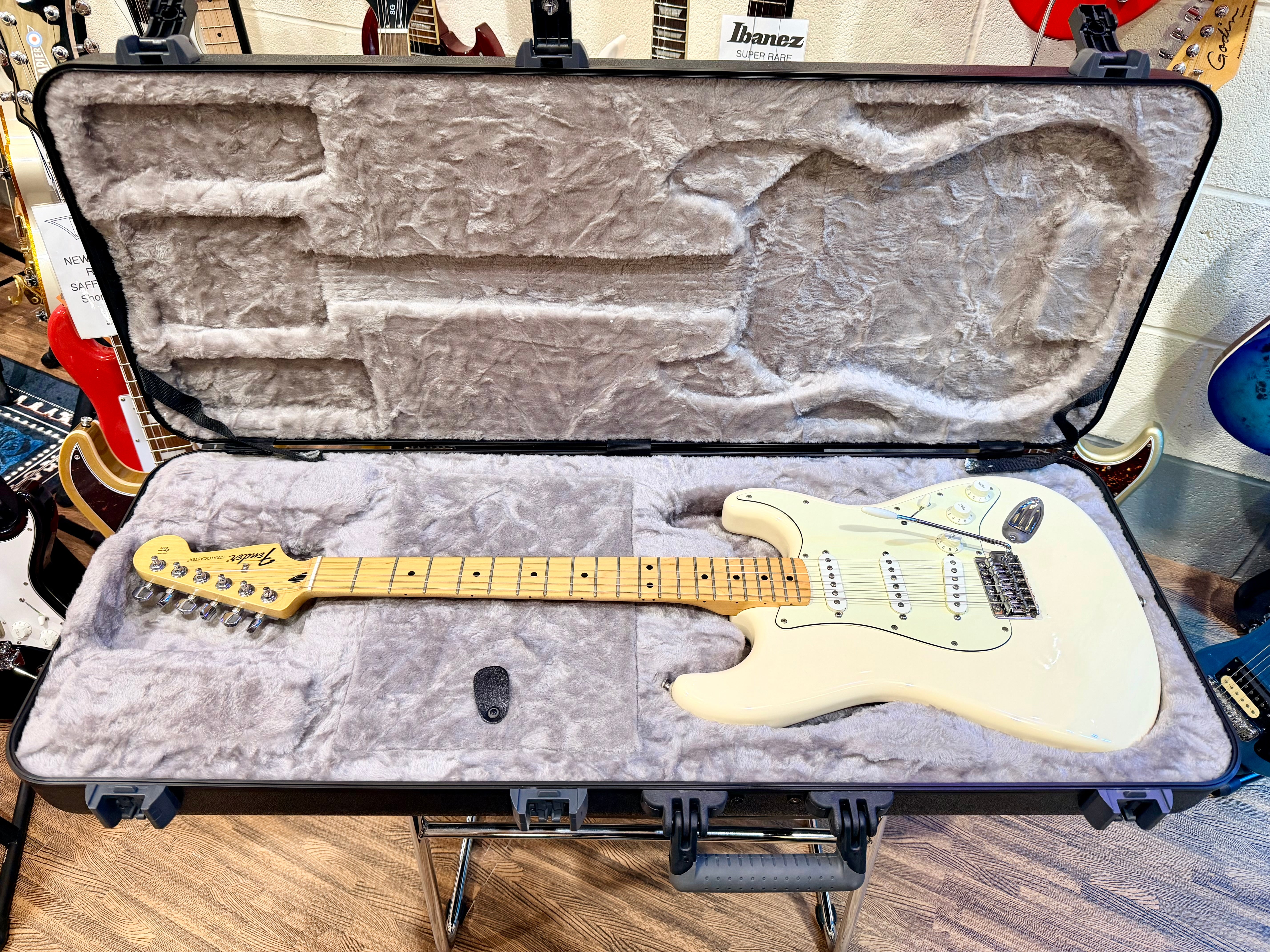 🌟2014🌟 Fender Standard Stratocaster~ Mexican Strat~ Arctic White~ Hard Case!