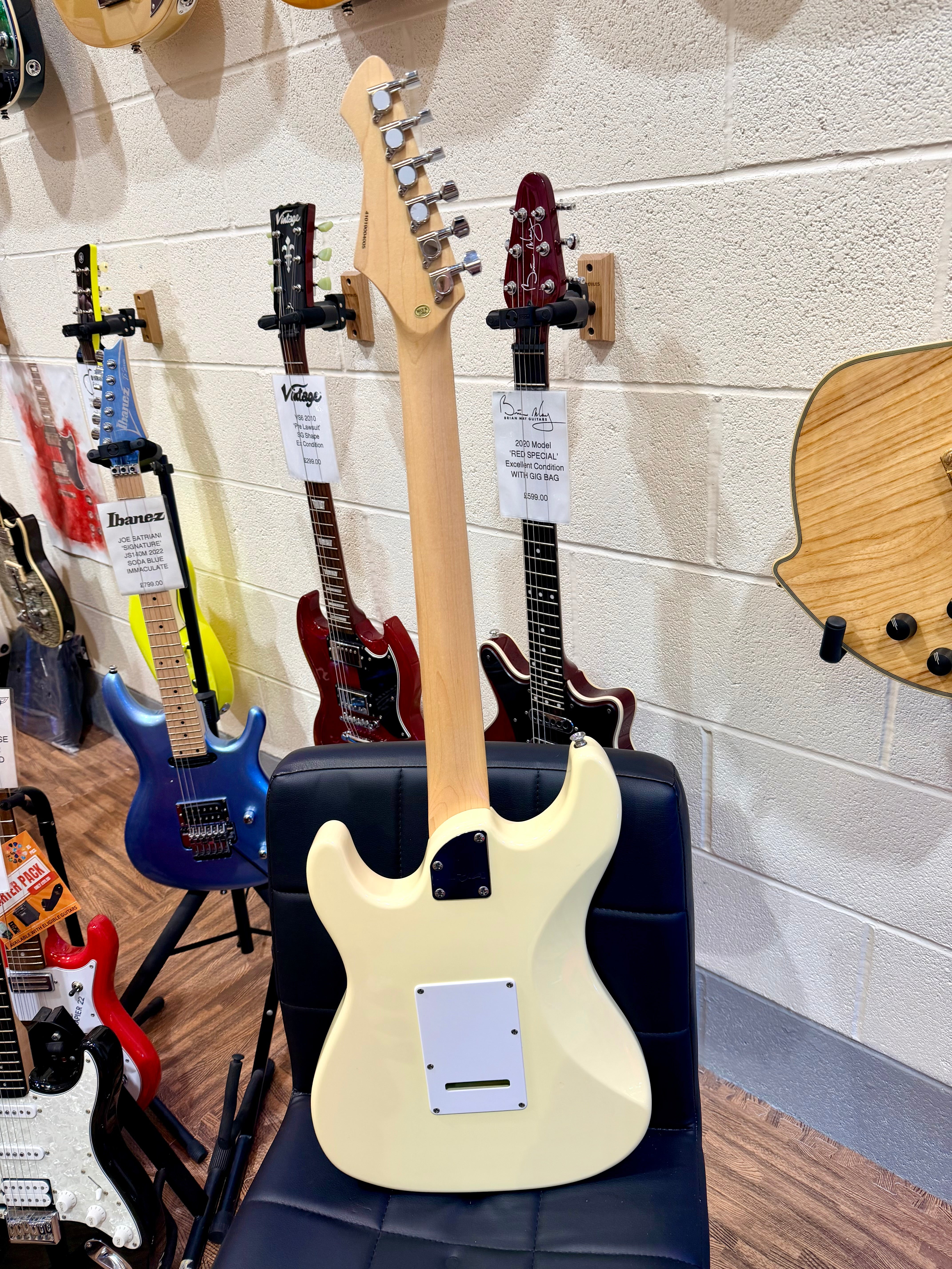 🎸 Aria Pro II 714 Strat Shape Electric Guitar~ Vintage White~ HSS Pickups 🎸