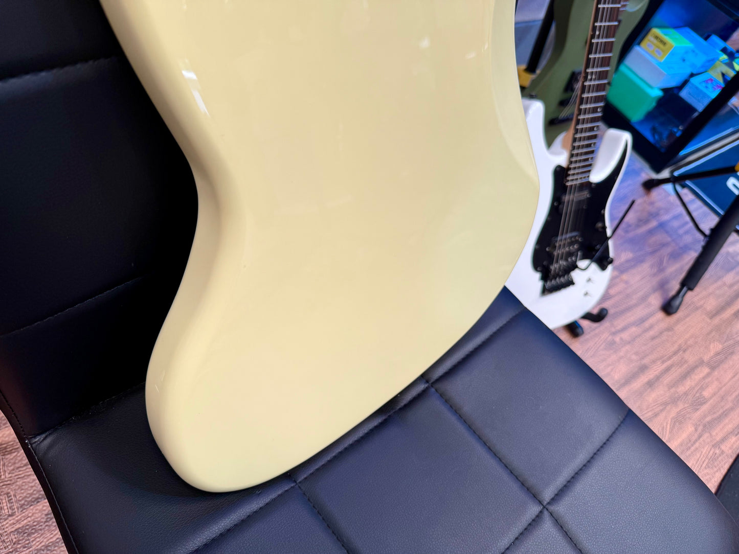 🎸 Vintage VJ74 Reissued~ Maple Fingerboard Jazz Bass Guitar ~ Vintage White 🎸